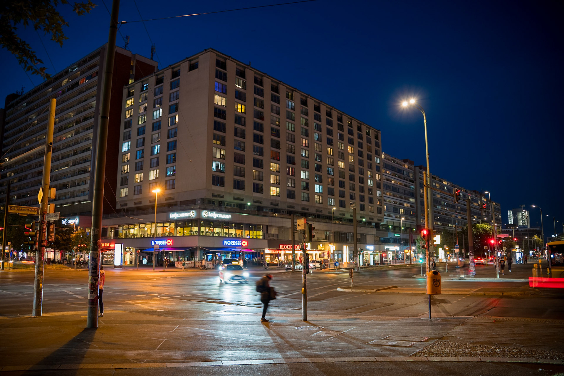 28mm f/2.8