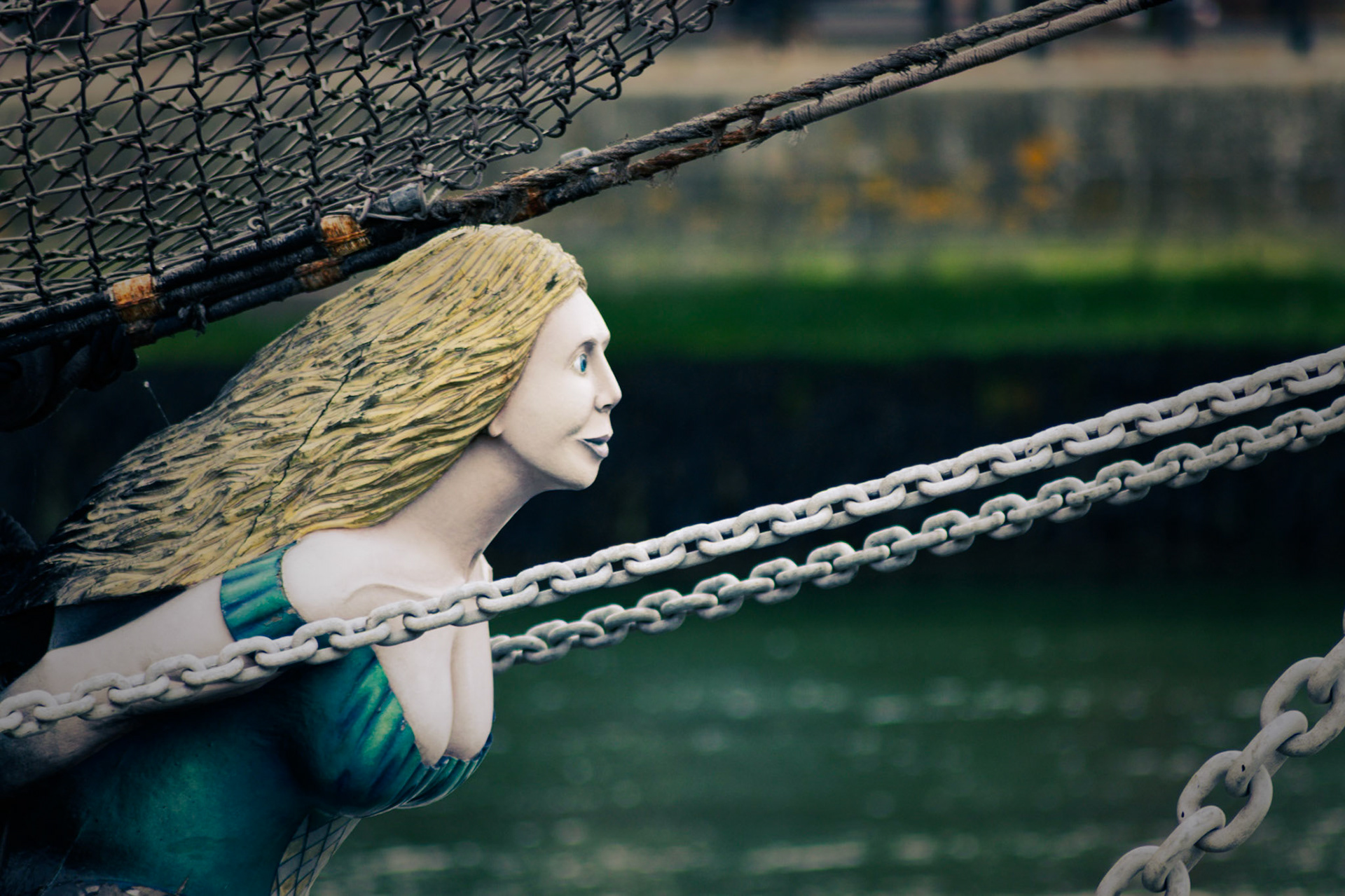 A visual look at Dublin’s maritime history, where the wooden masts and rigging of a famine ship replica stand against the modern city skyline.