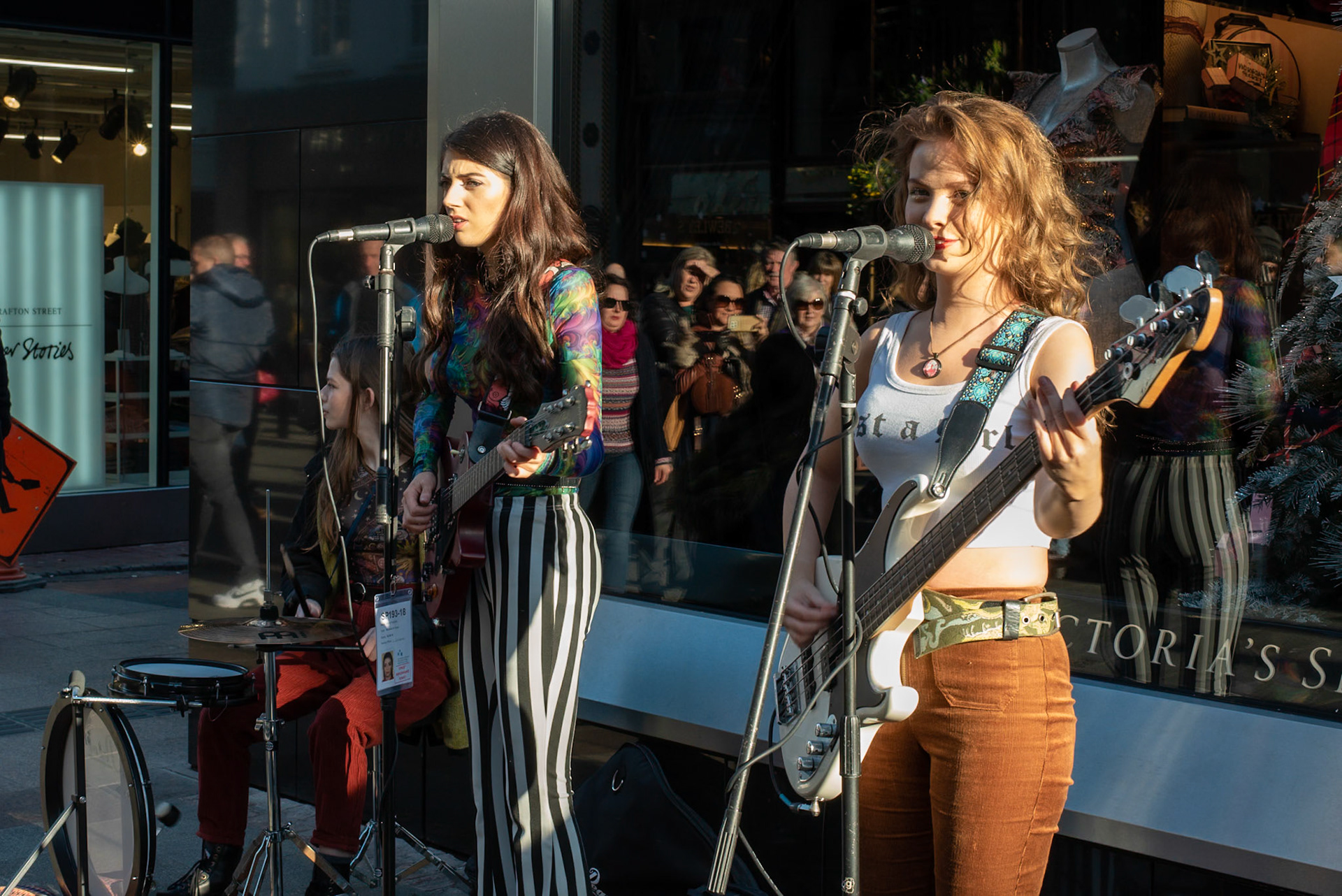 Dublin, Ireland. 28th November, 2018. Dea Matrona Busking in Grafton Street great Pop/Rock girls band. Featuring: Mollie McGinn Orlaith Forsythe Mamie McGinn Credit: Fabrice Jolivet