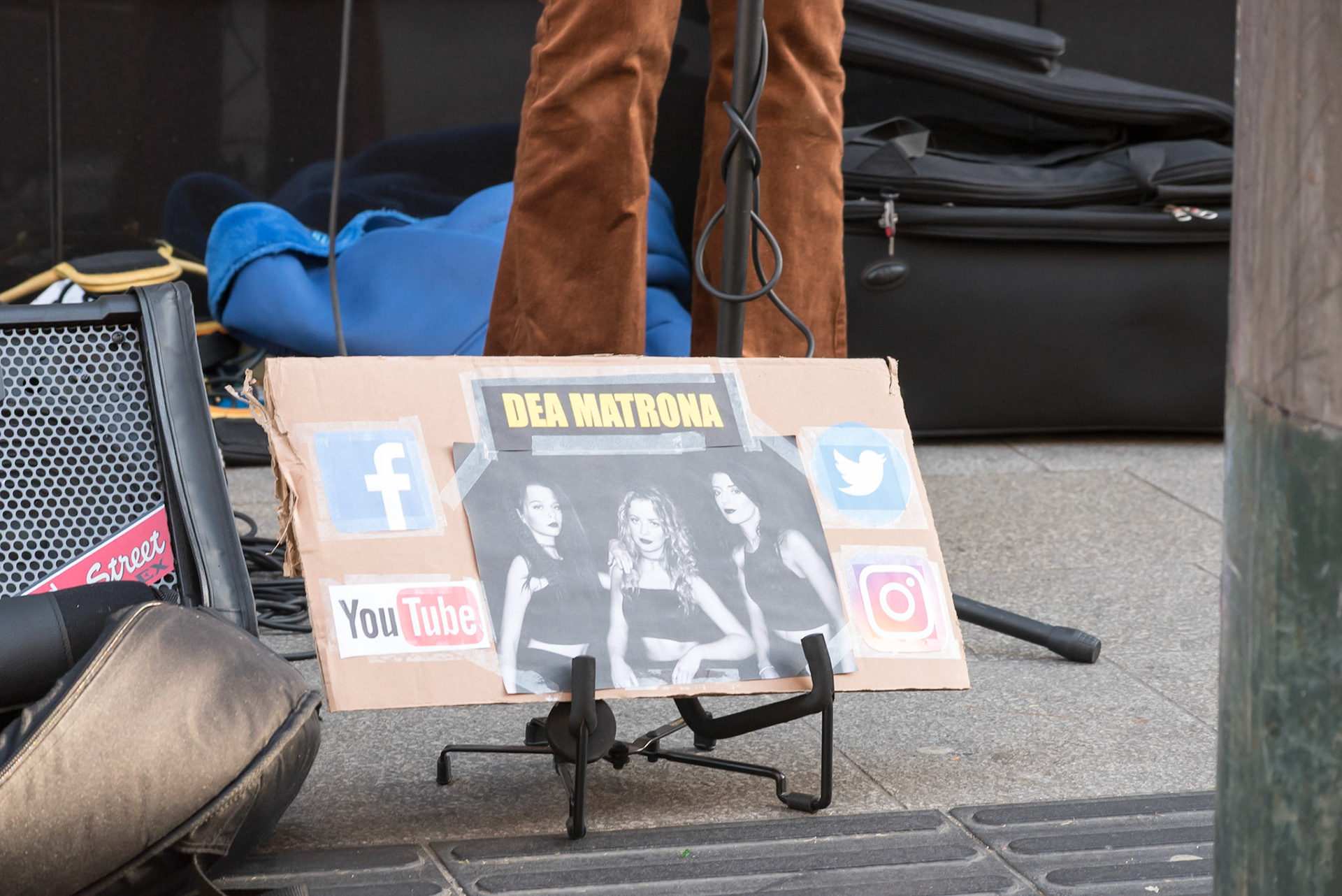 Dublin, Ireland. 28th November, 2018. Dea Matrona Busking in Grafton Street great Pop/Rock girls band. Featuring: Mollie McGinn Orlaith Forsythe Mamie McGinn Credit: Fabrice Jolivet