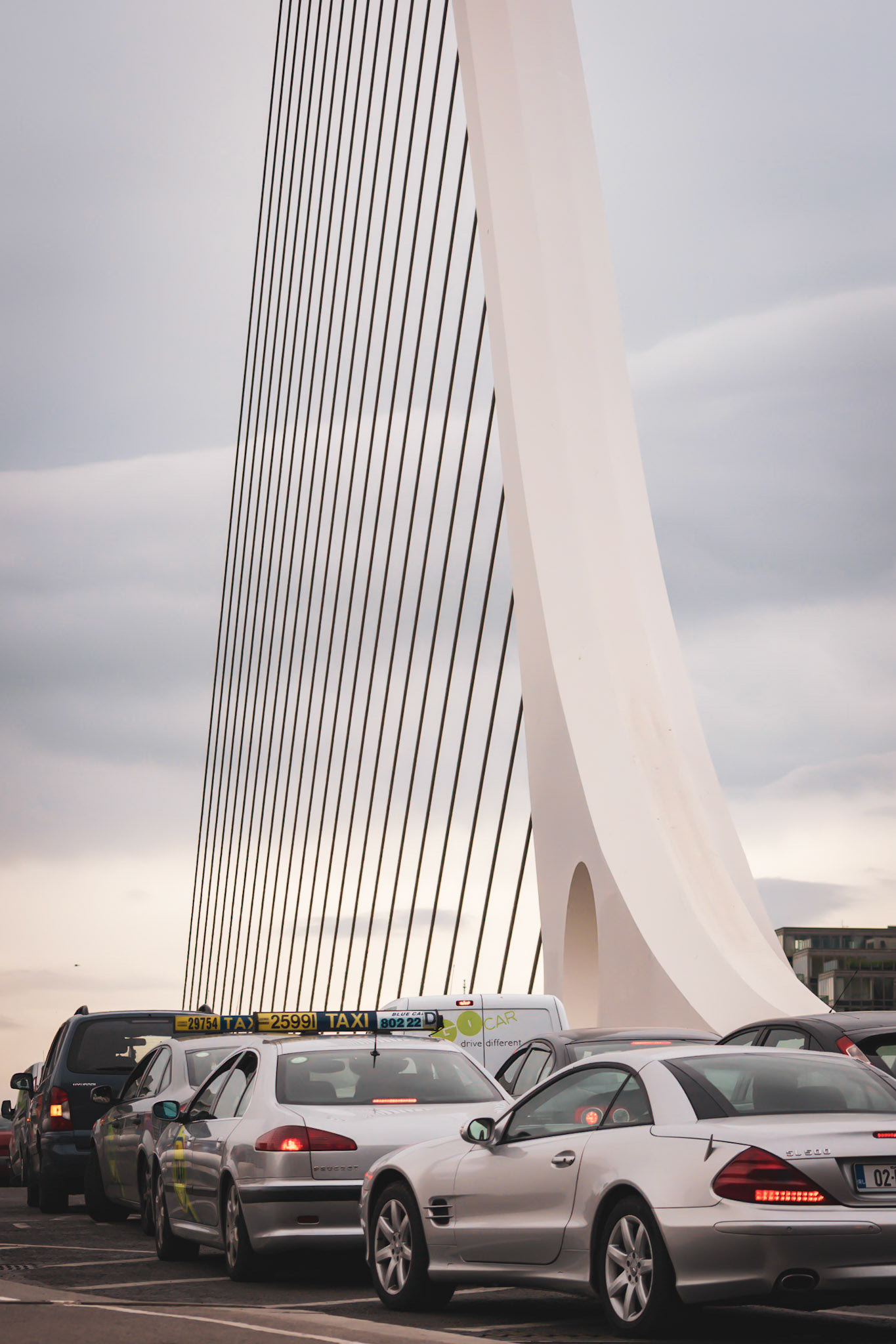 A visual look at Dublin’s maritime history, where the wooden masts and rigging of a famine ship replica stand against the modern city skyline.