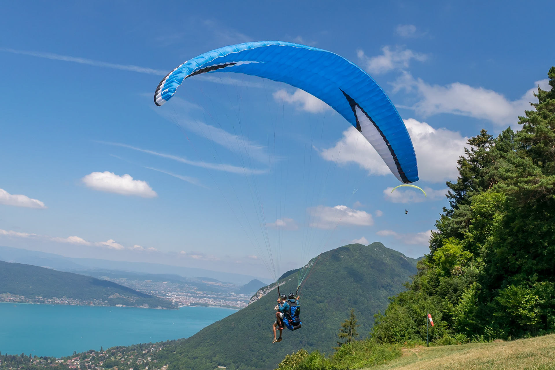 Annecy, France. 11th July, 2018. Paragliding start at Annecy Lac Credit: Fabrice Jolivet