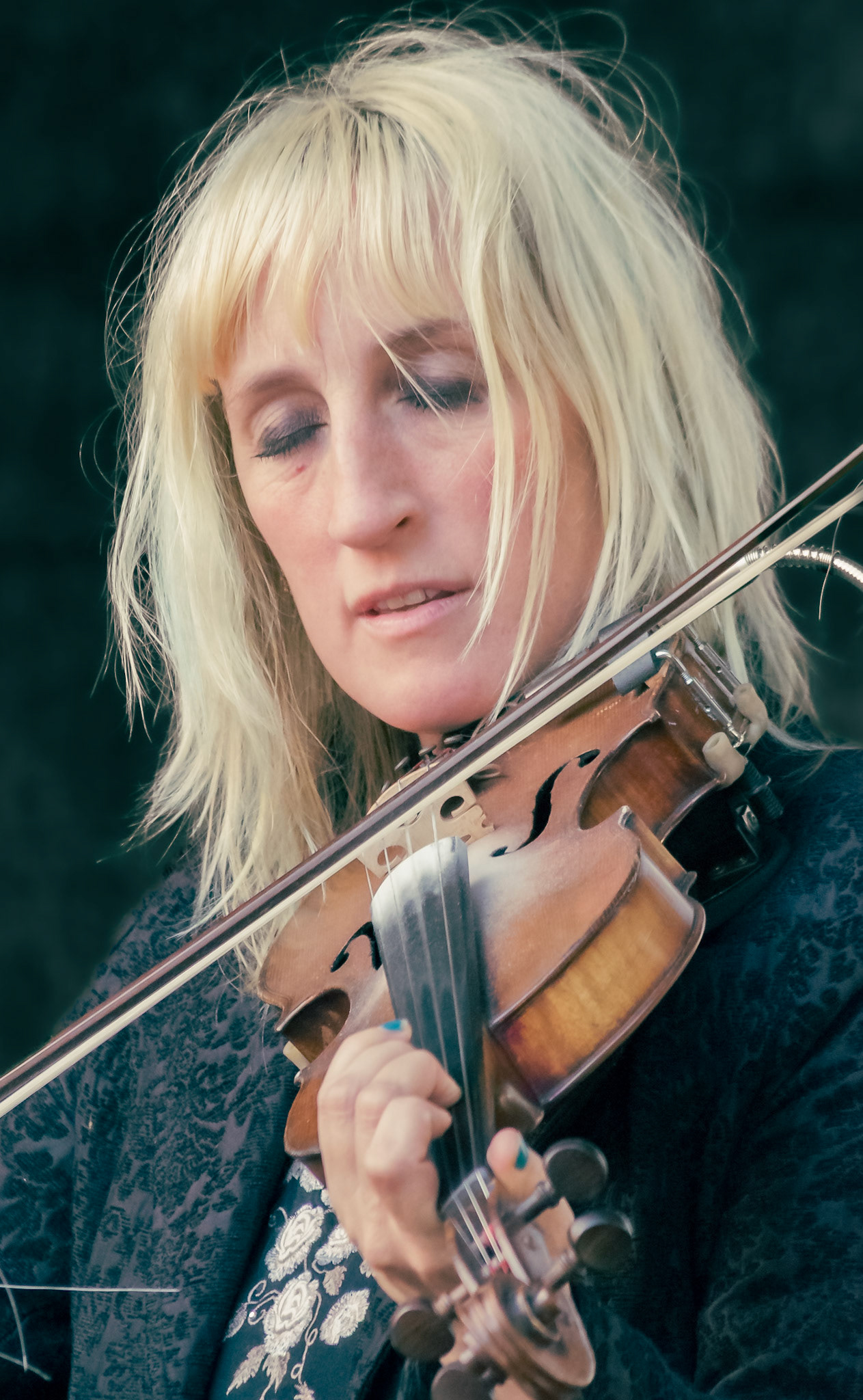Capturing the intensity, passion, and intimate performance moments of individual musicians bringing contemporary Irish folk to life.