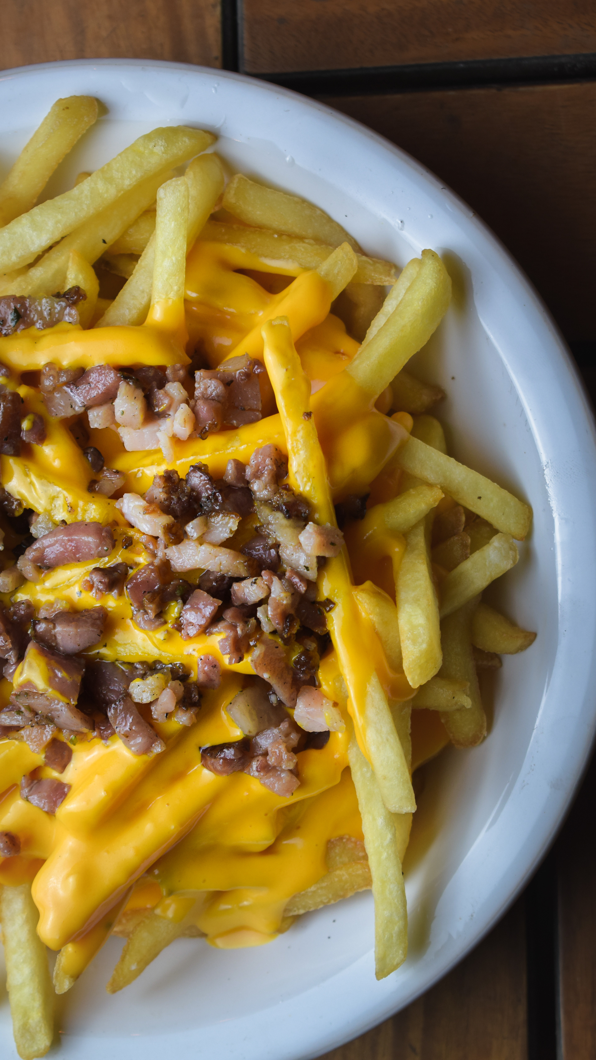 Papas Fritas con cheddar y panzeta Parma