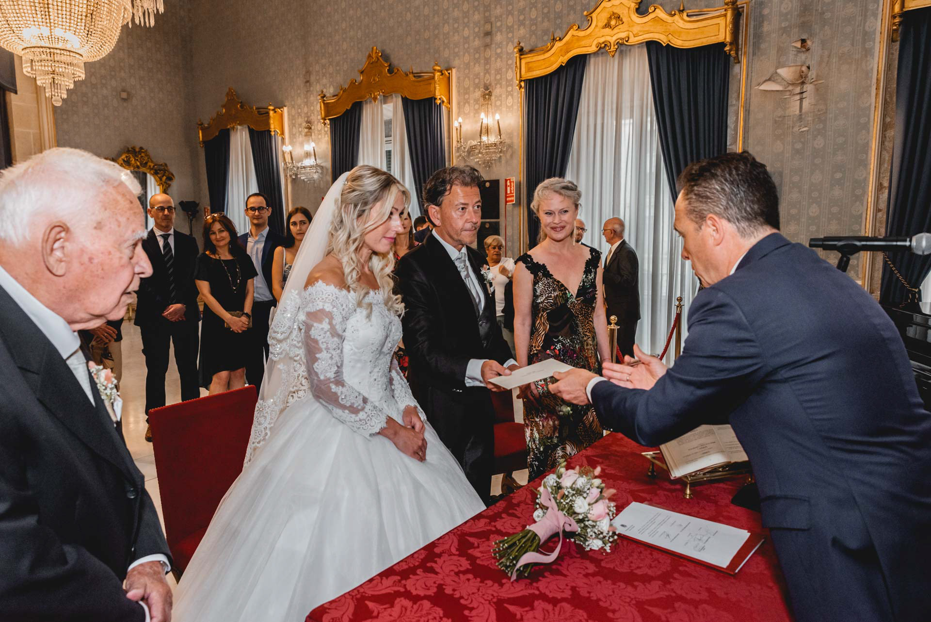 fotógrafo de bodas en el ayuntamiento  alicante 