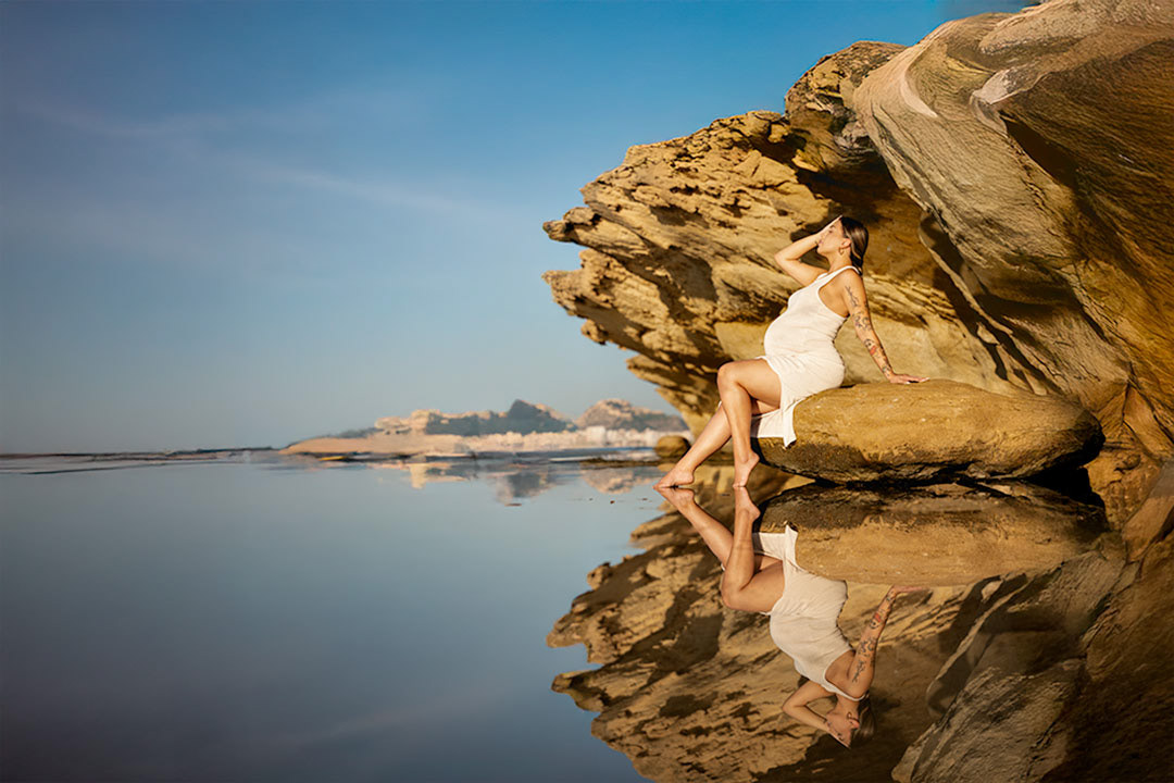 Sesión de fotos de embarazo en cabo de la huerta en Alicante 