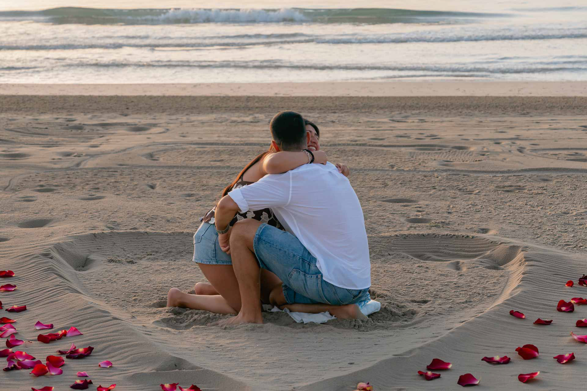  Reacción de sorpresa y emoción de Ana durante su propuesta de matrimonio en el Mediterráneo.