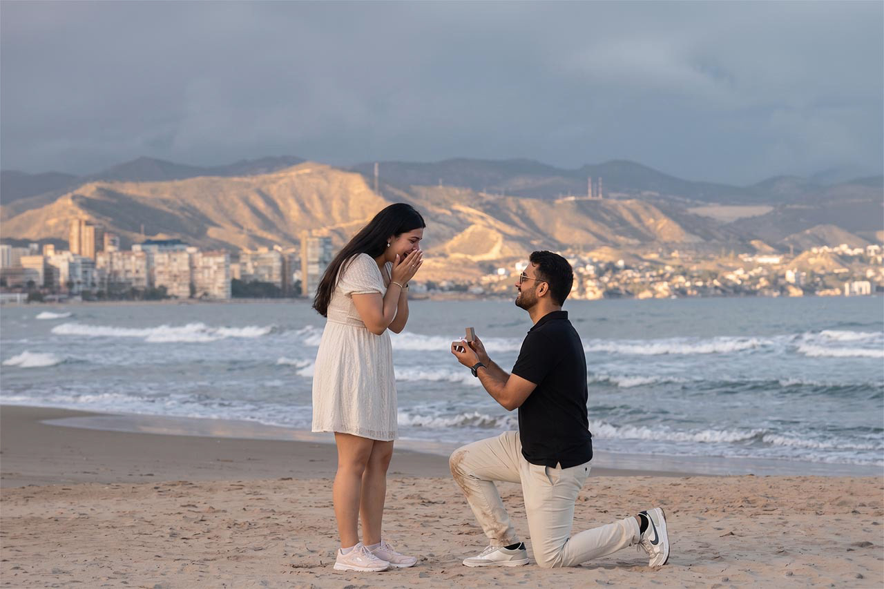 Fotografo de pedida de mano en la playa de San Juan Alicante 