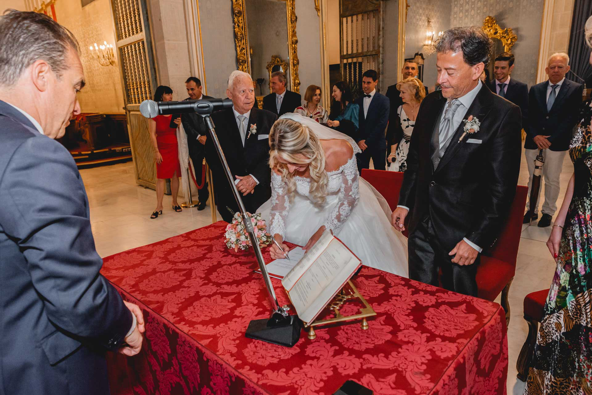 fotógrafo de bodas en el ayuntamiento  alicante 