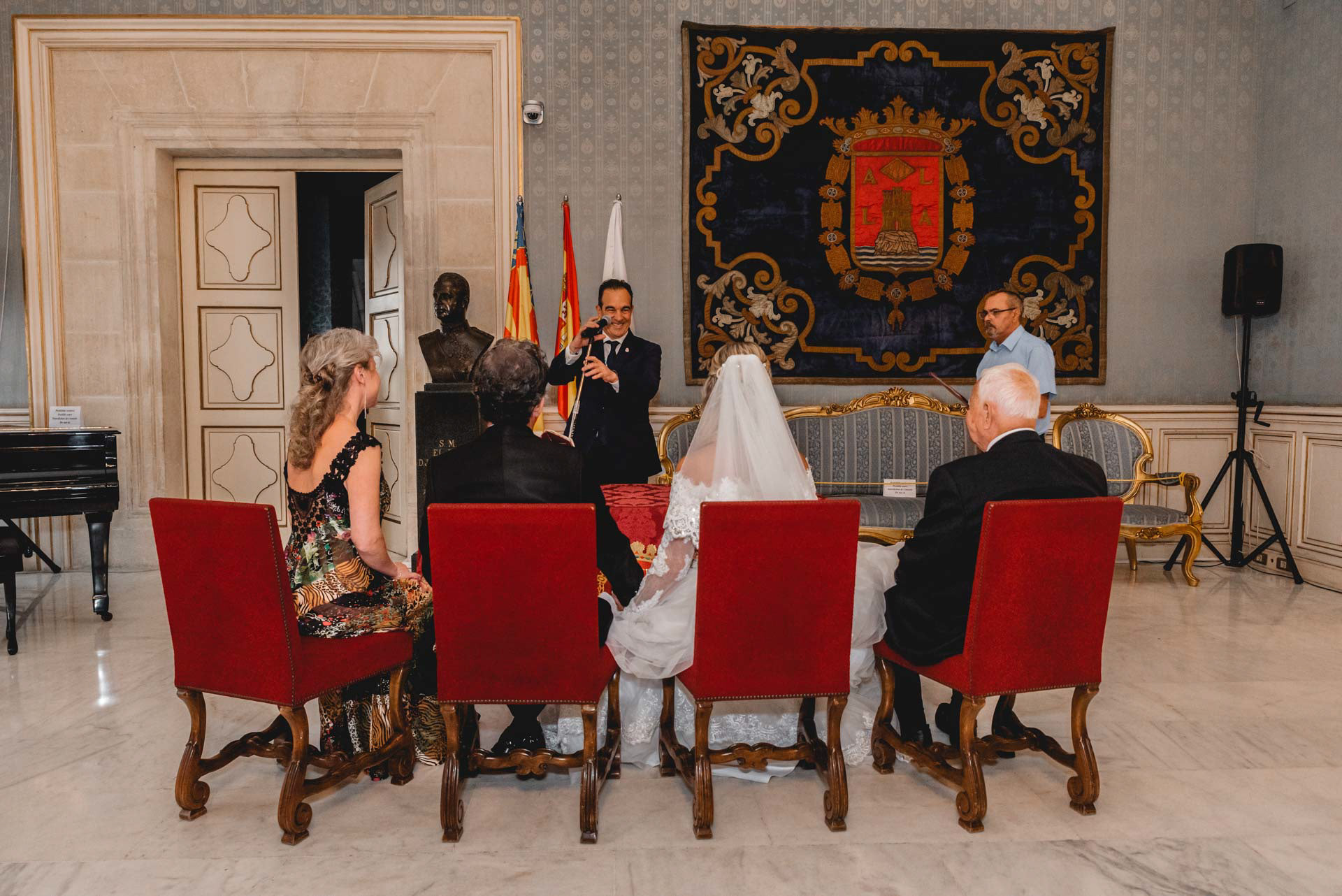 fotógrafo de bodas en el ayuntamiento  alicante 