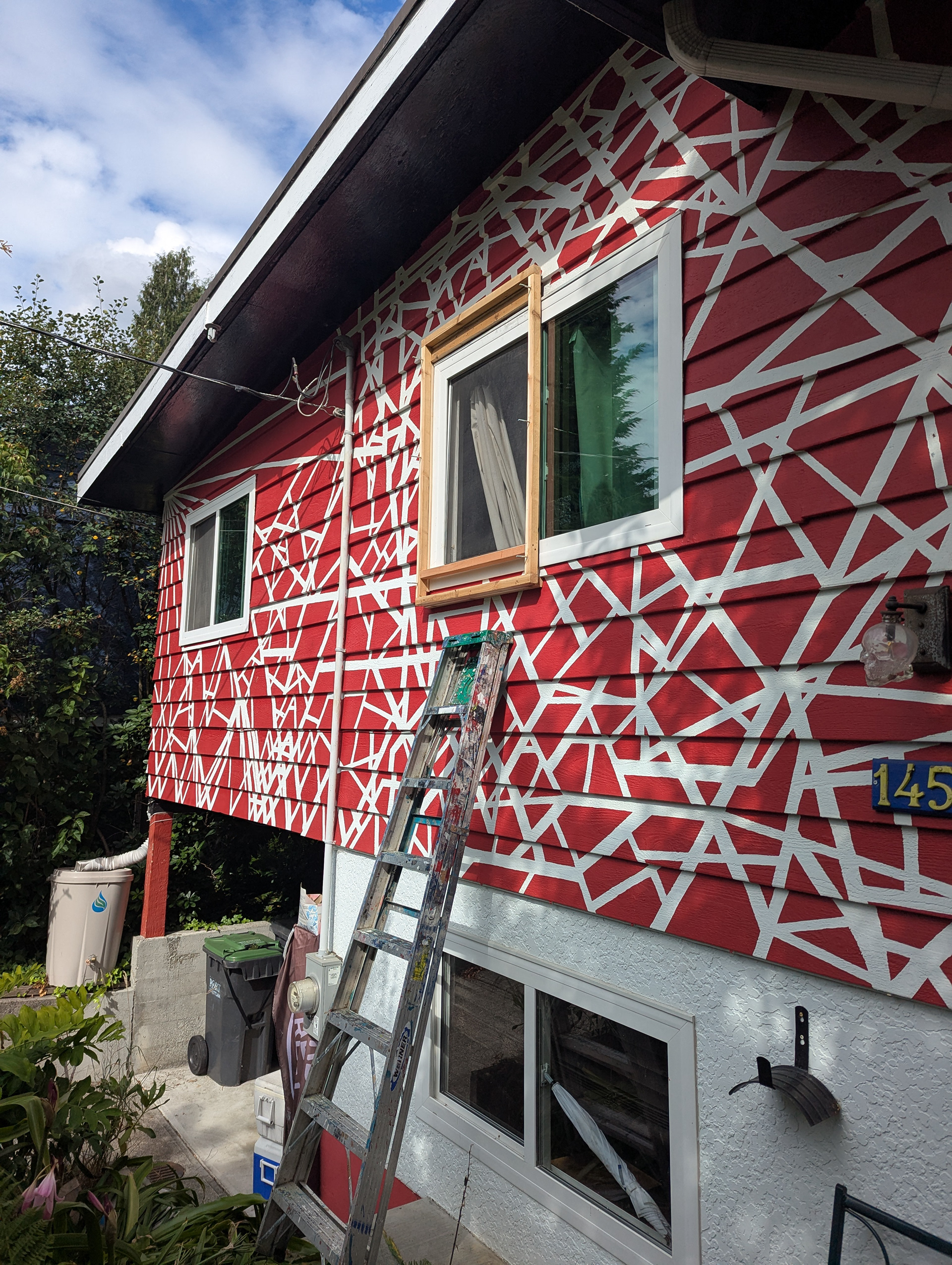 The tricky part of this window box was to design it so I could assemble it element by element from outside on a ladder. 