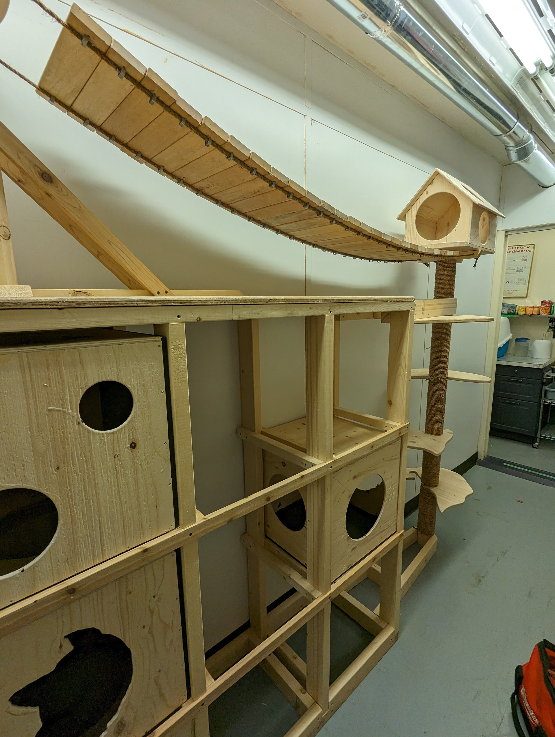 The cable bridge is upcycled from slats from an old IKEA bed.