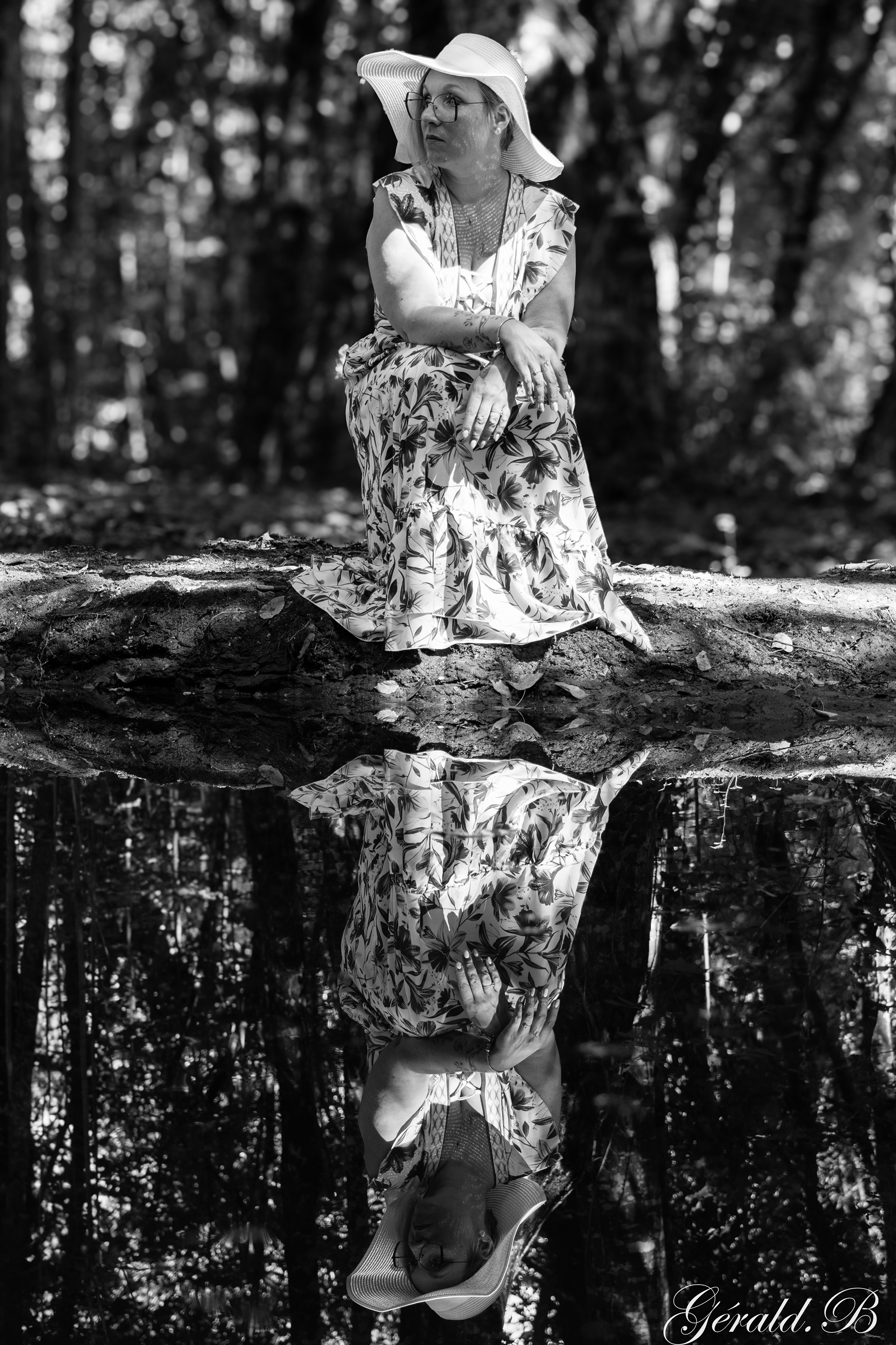 Photographie femme avec son reflet dans l 'eau
