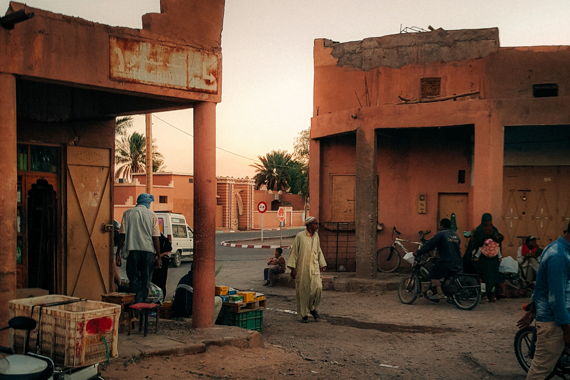 Street photgraphy from Zagora showing several people amidst typical Moroccan houses