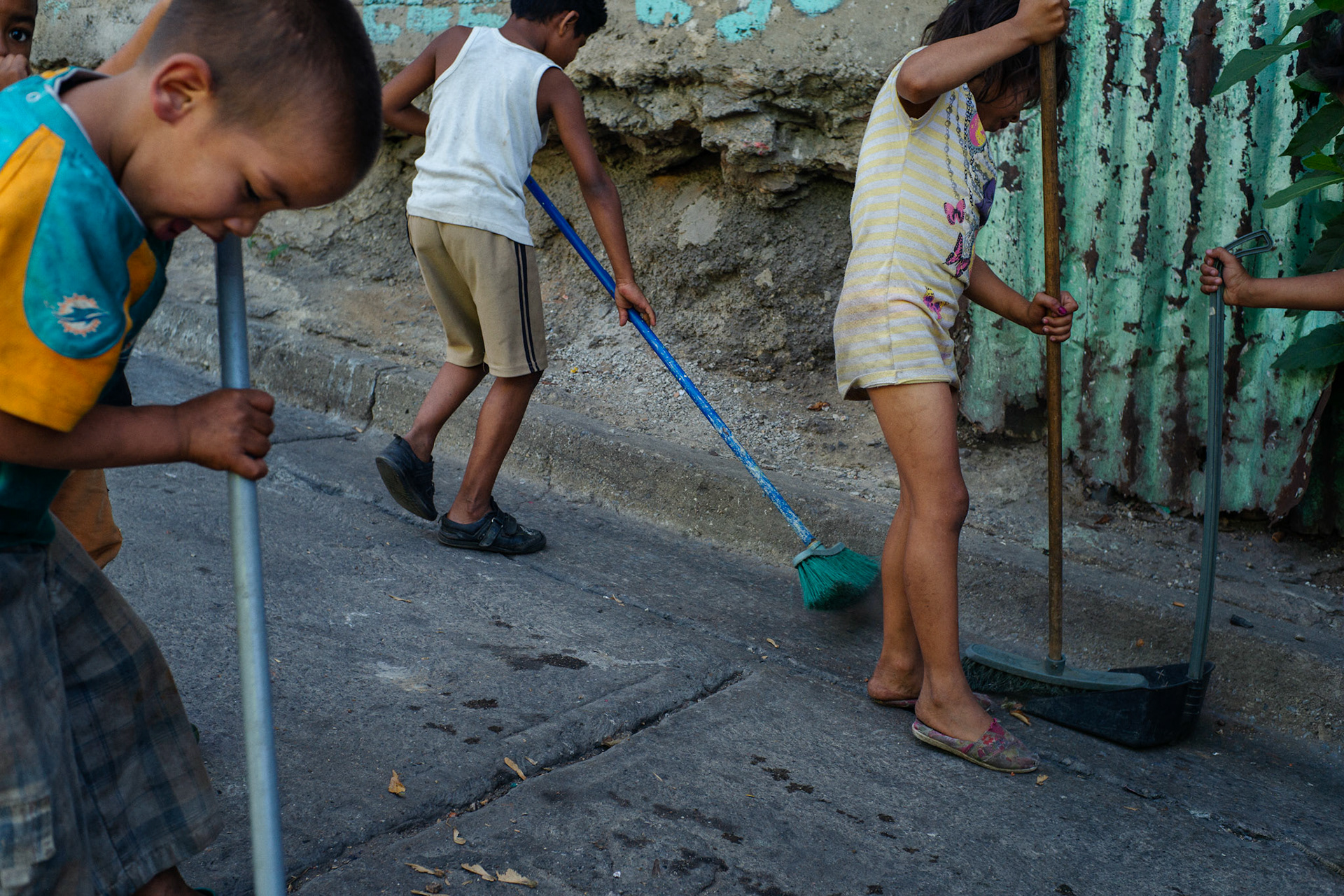 Fot. Julian Sojka/East News, 15.05.2019 dzieci sprzatajace ulice w ramach programu organizacji pozarzadowej, uczace sie dbania o czystosc swojej okolicy w dzielnicy Petare w Caracas, Wenezuela