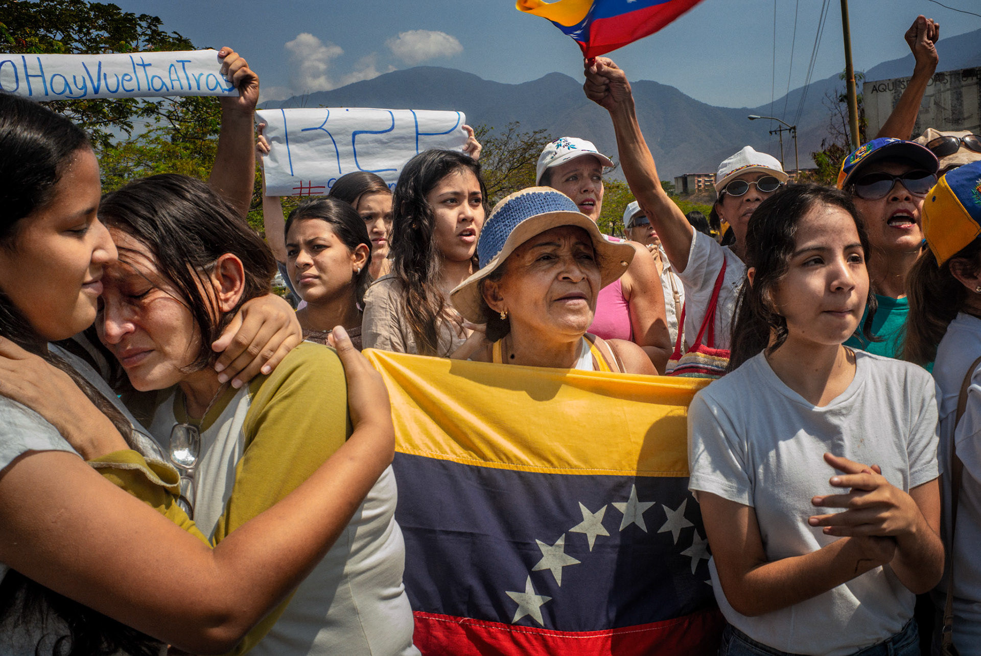 Fot. Julian Sojka/East News, 18.05.2019 zwolennicy reagujacy podczas wystapienia lidera opozycji Wenezueli Juana Guaido na wiecu przeciwko rzadowi prezydenta Nicolasa Maduro w Guatire, Wenezuela