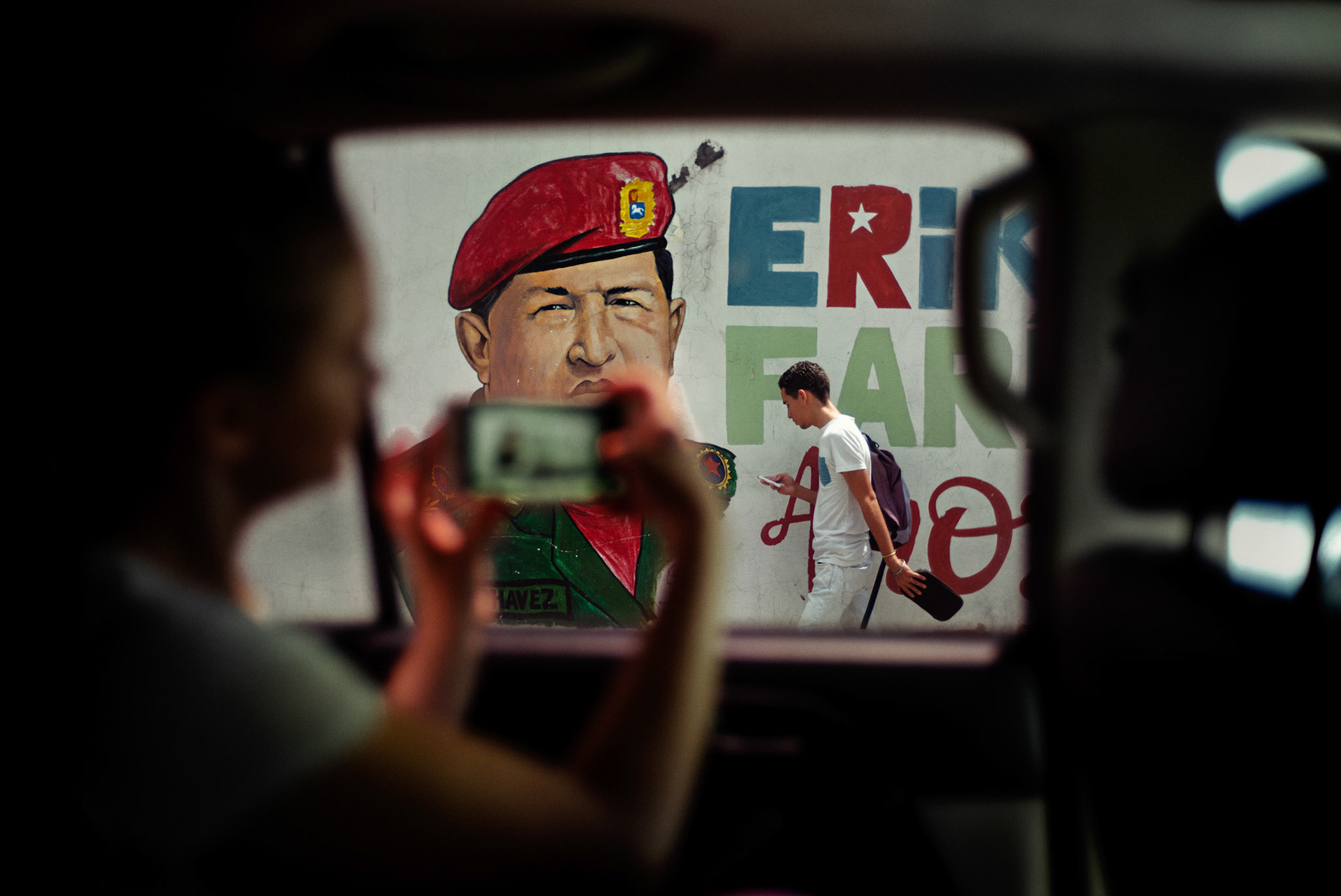 Fot. Julian Sojka/East News, 10.05.2019 mural przedstawiajacy Hugo Chaveza fotografowany przez osobe z wnetrza samochodu na ulicy Caracas, Wenezuela