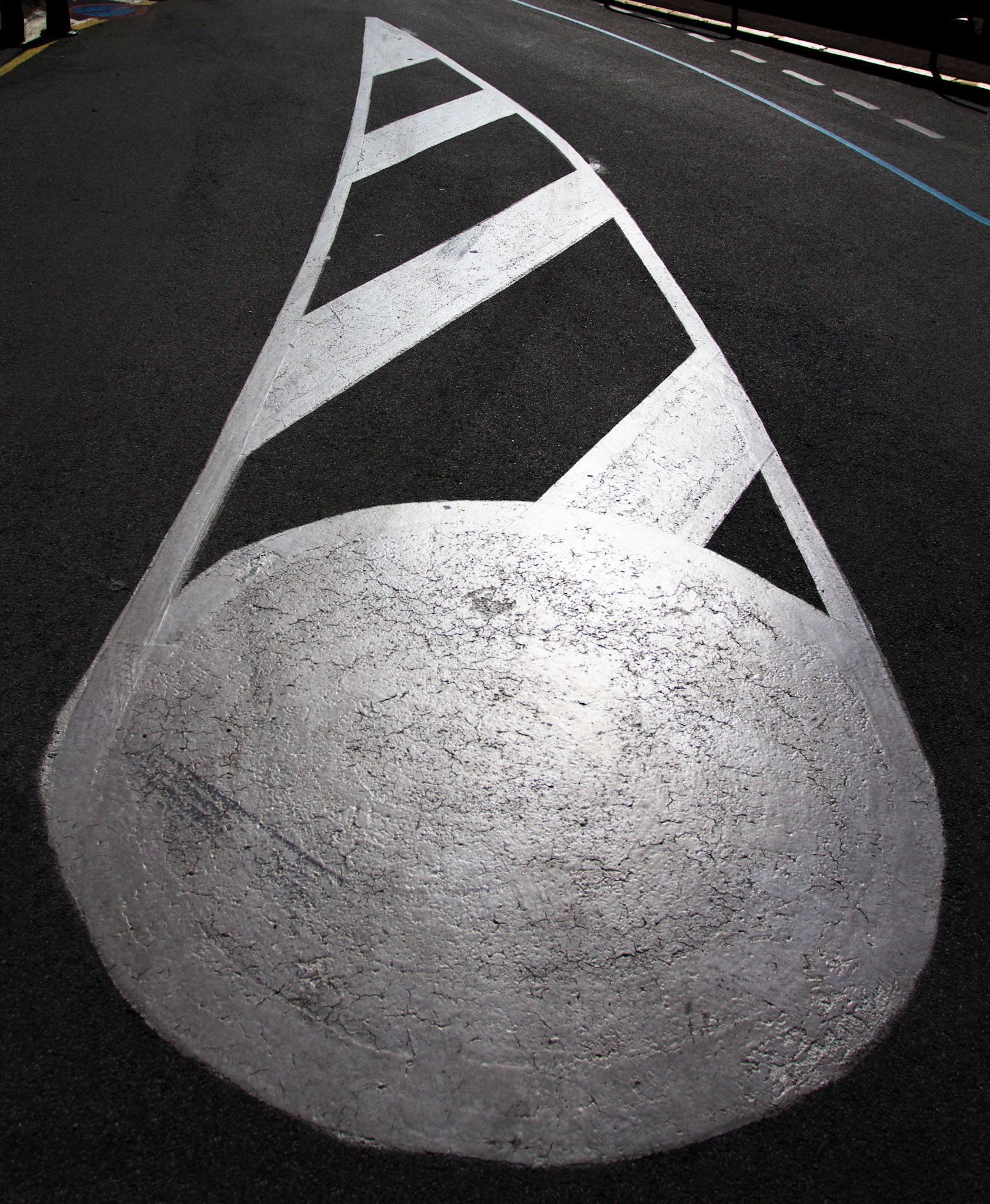 Saint-Jean-de-Luz : signalisation au sol sur le quai de l'Infante