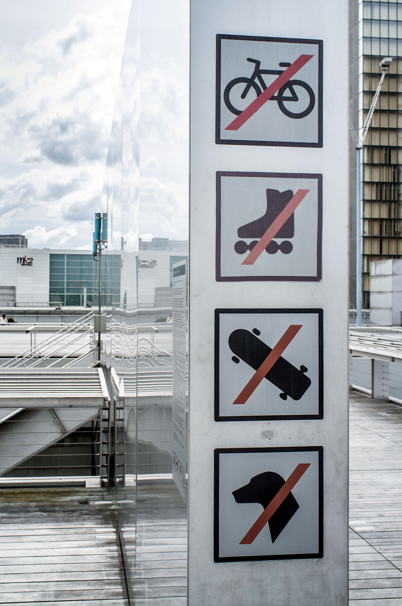 Paris : BNF site François-Mitterrand - Il manque l'interdiction de photographier