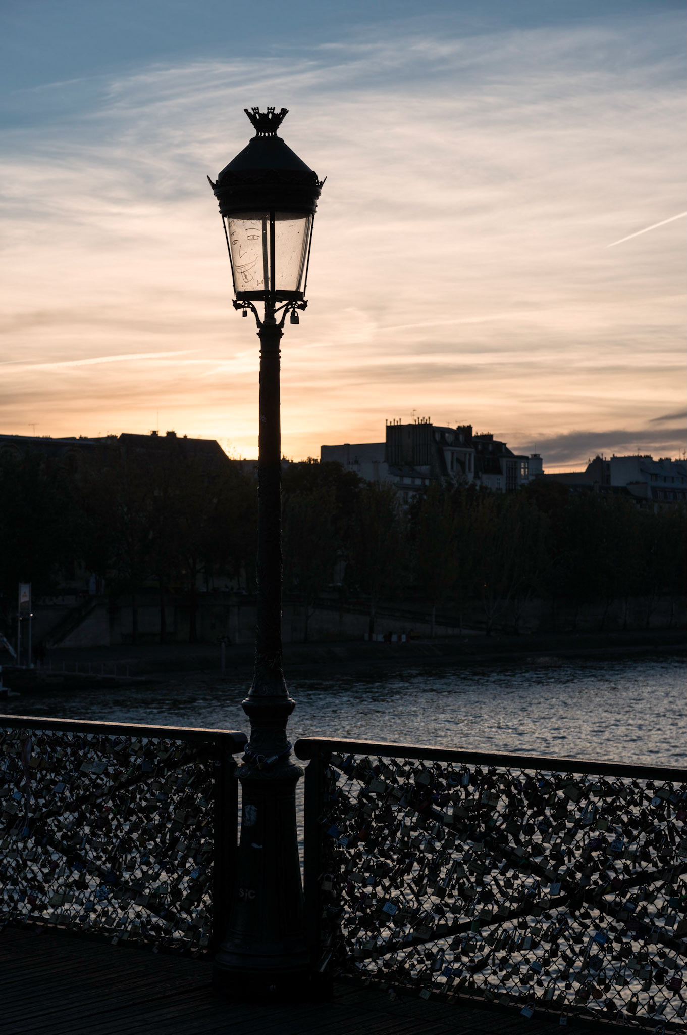 Paris : lampadaire souriant
