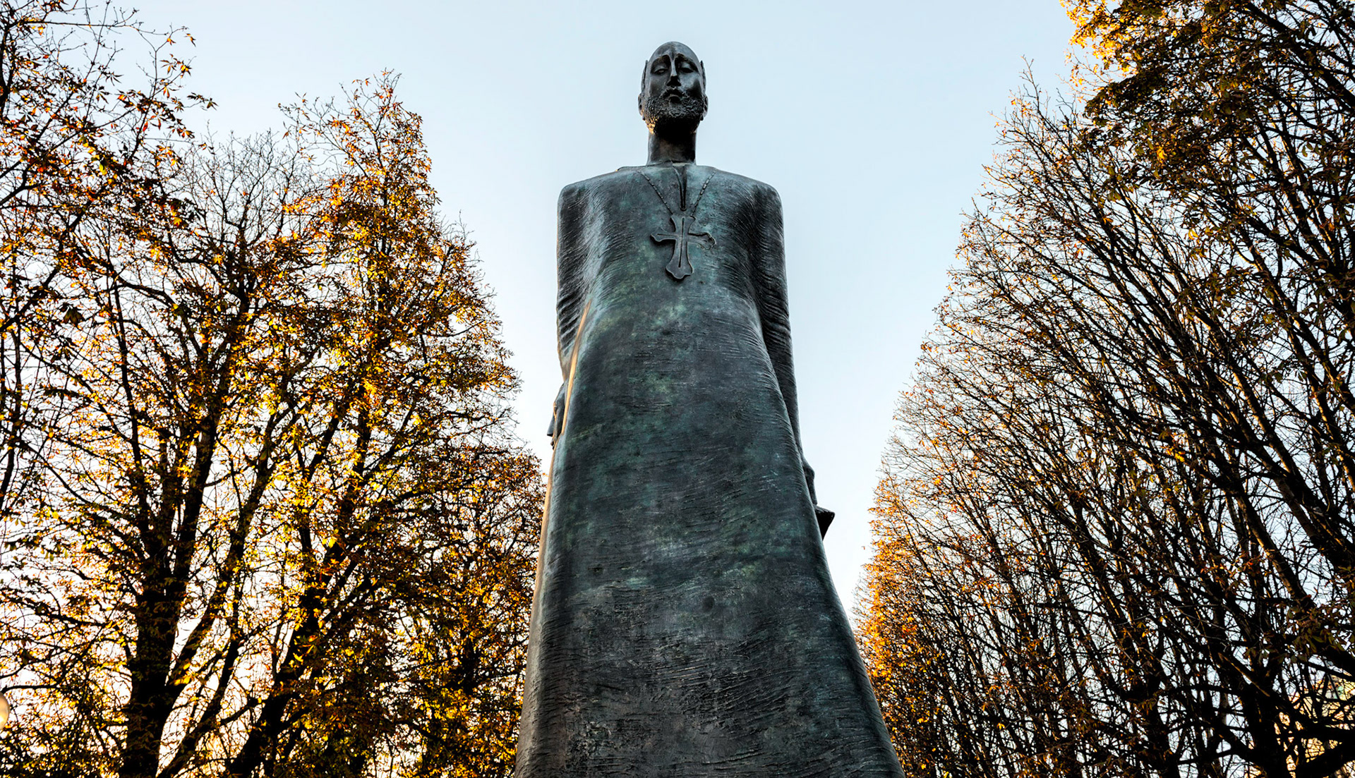 Paris : statue du père Komitas - Hommage aux victimes du génocide arménien de 1915