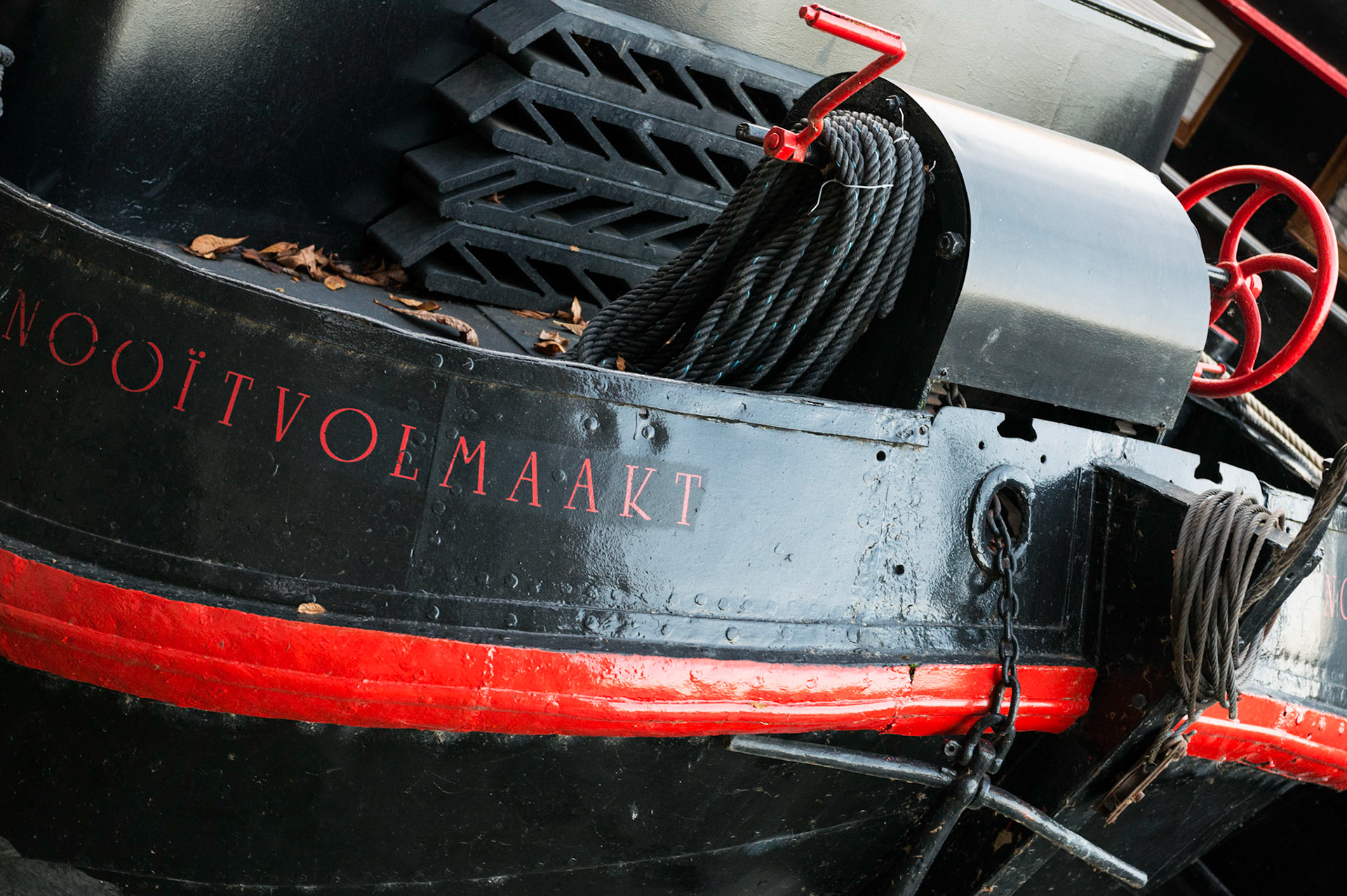 Paris : péniche amarrée à un quai de Seine