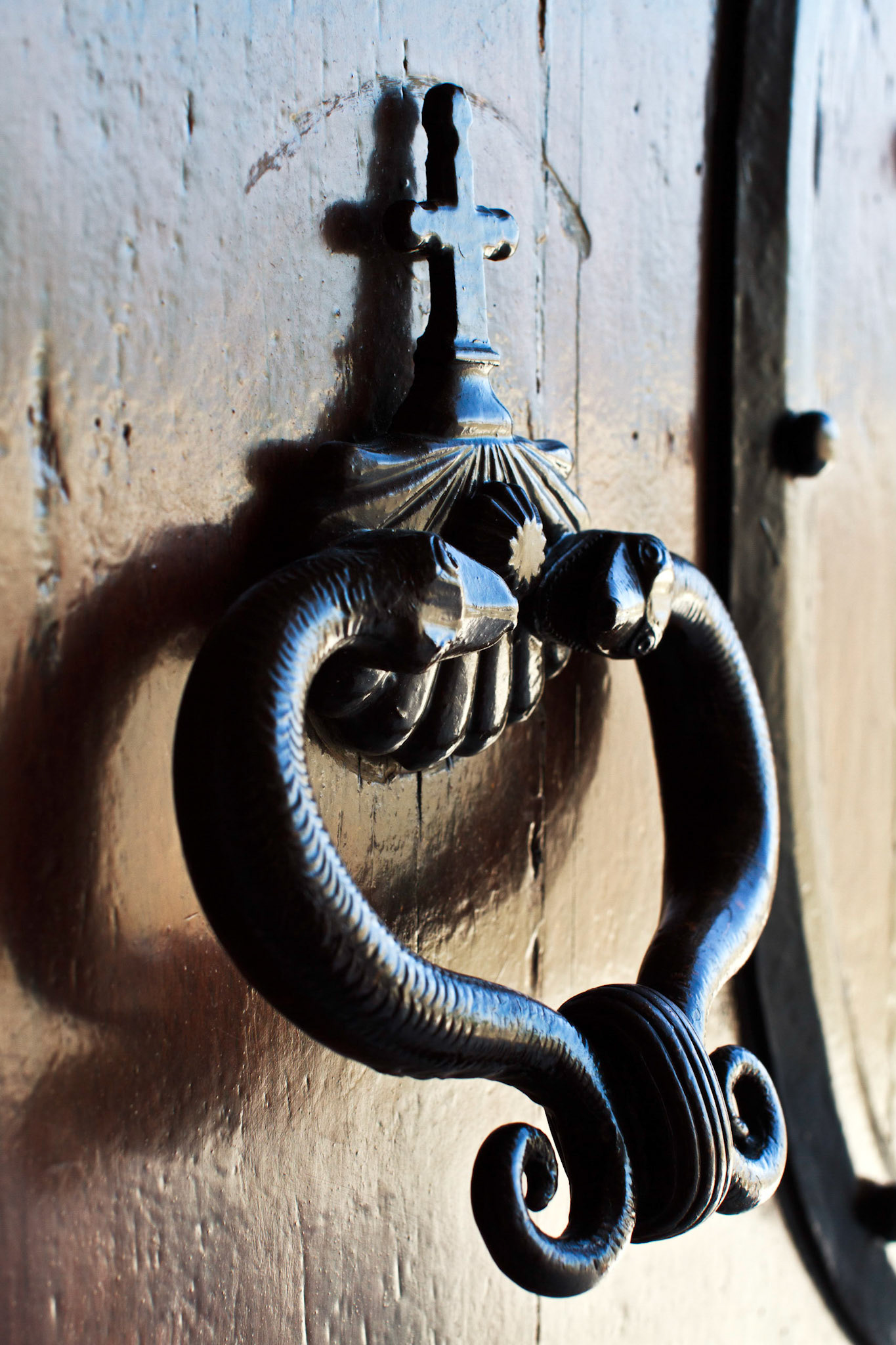 La Garde-Adhémar : heurtoir du portail de l'église Saint-Michel