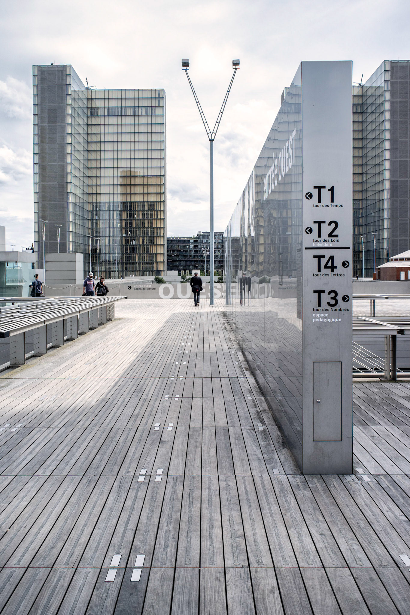 Paris : BNF site François-Mitterrand - le parvis en bois d'Ipé