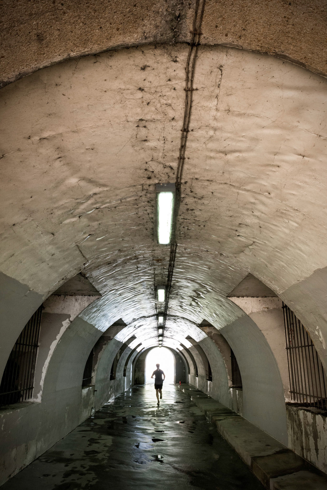 Paris : footing dans le tunnel sous le pont du Carrousel