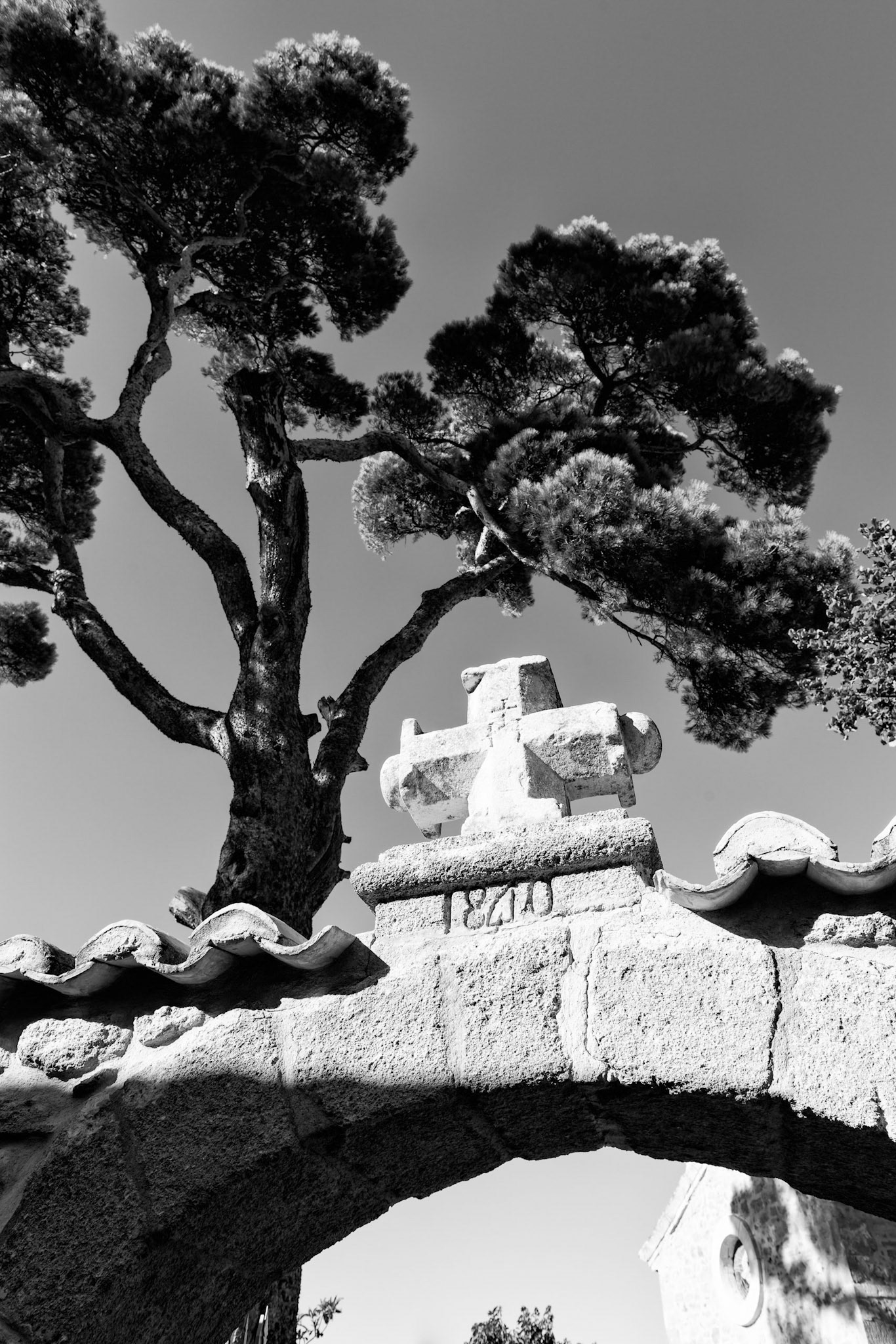Sainte-Cécile-les-Vignes : entrée du Jardin de la Chapelle