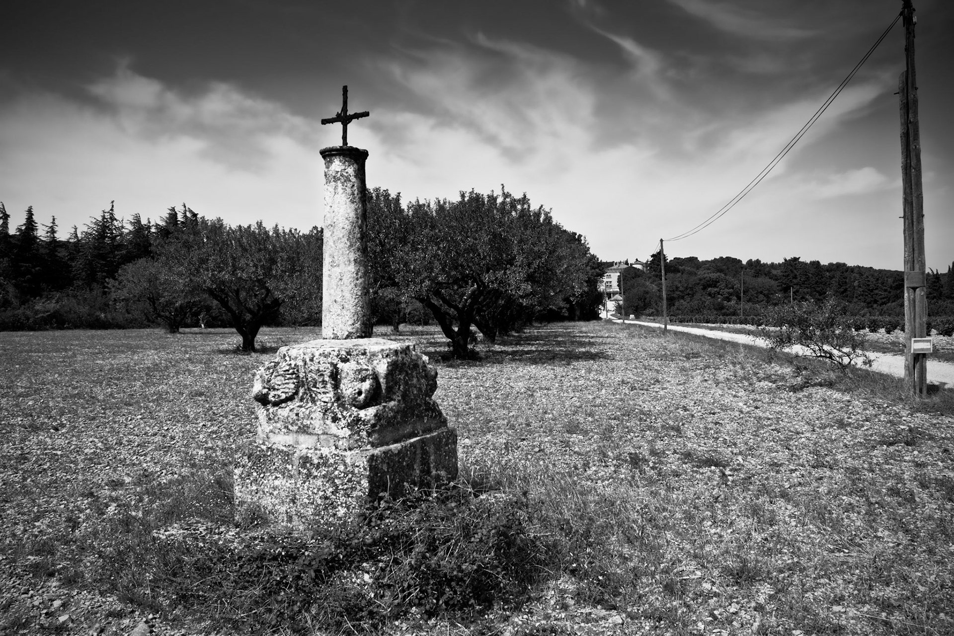 Lagarde-Paréol : calvaire et oliviers