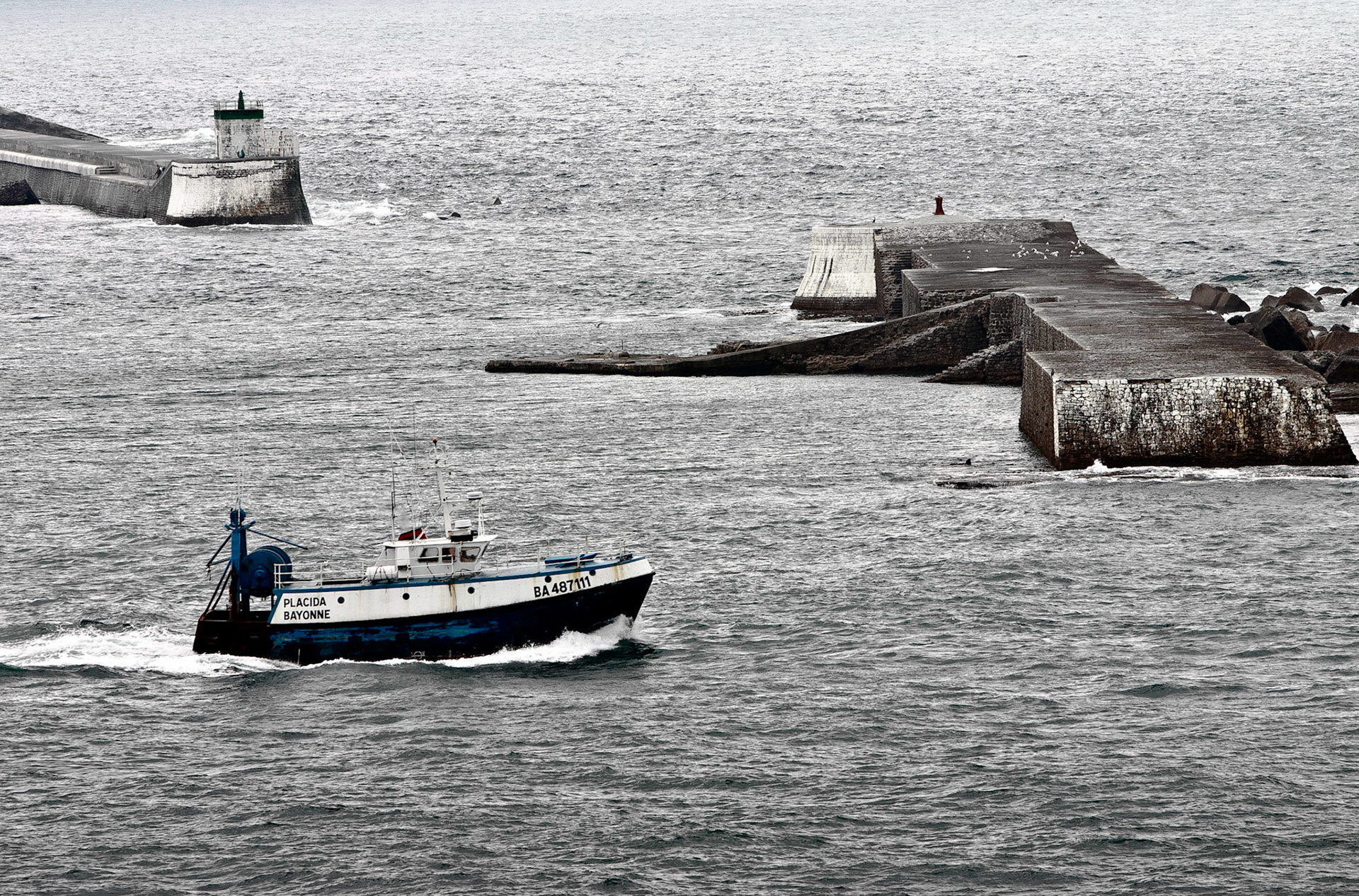 Saint-Jean-de-Luz : sortie de la baie - digues de Socoa et de l'Artha