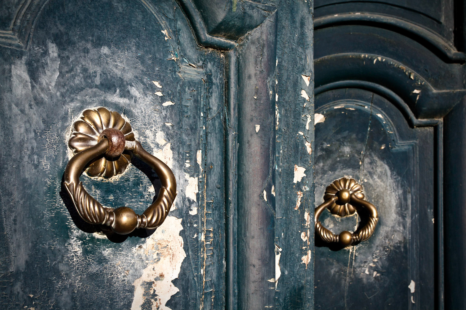 Vaucluse : porte de l'église de Sérignan-du-Comtat