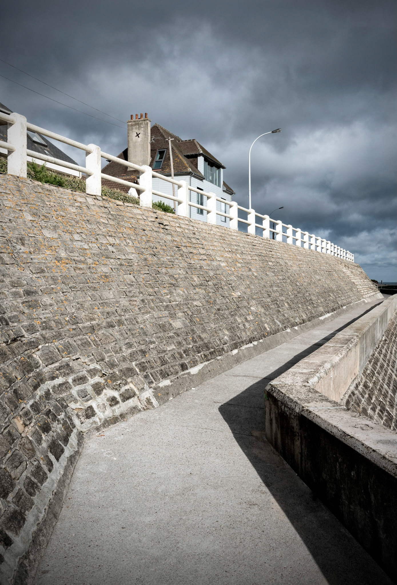 Normandie : la digue de Lion-sur-Mer