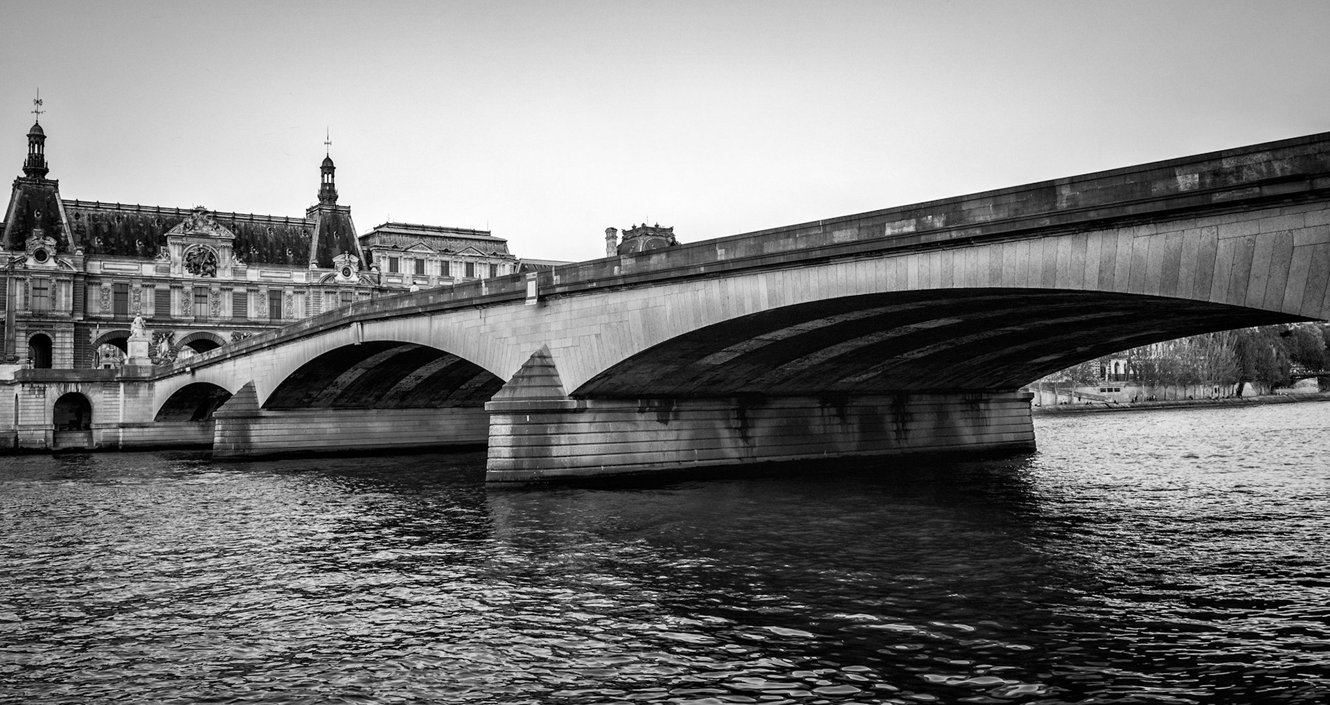 Paris : pont du Carrousel vu du port des Saint-Pères