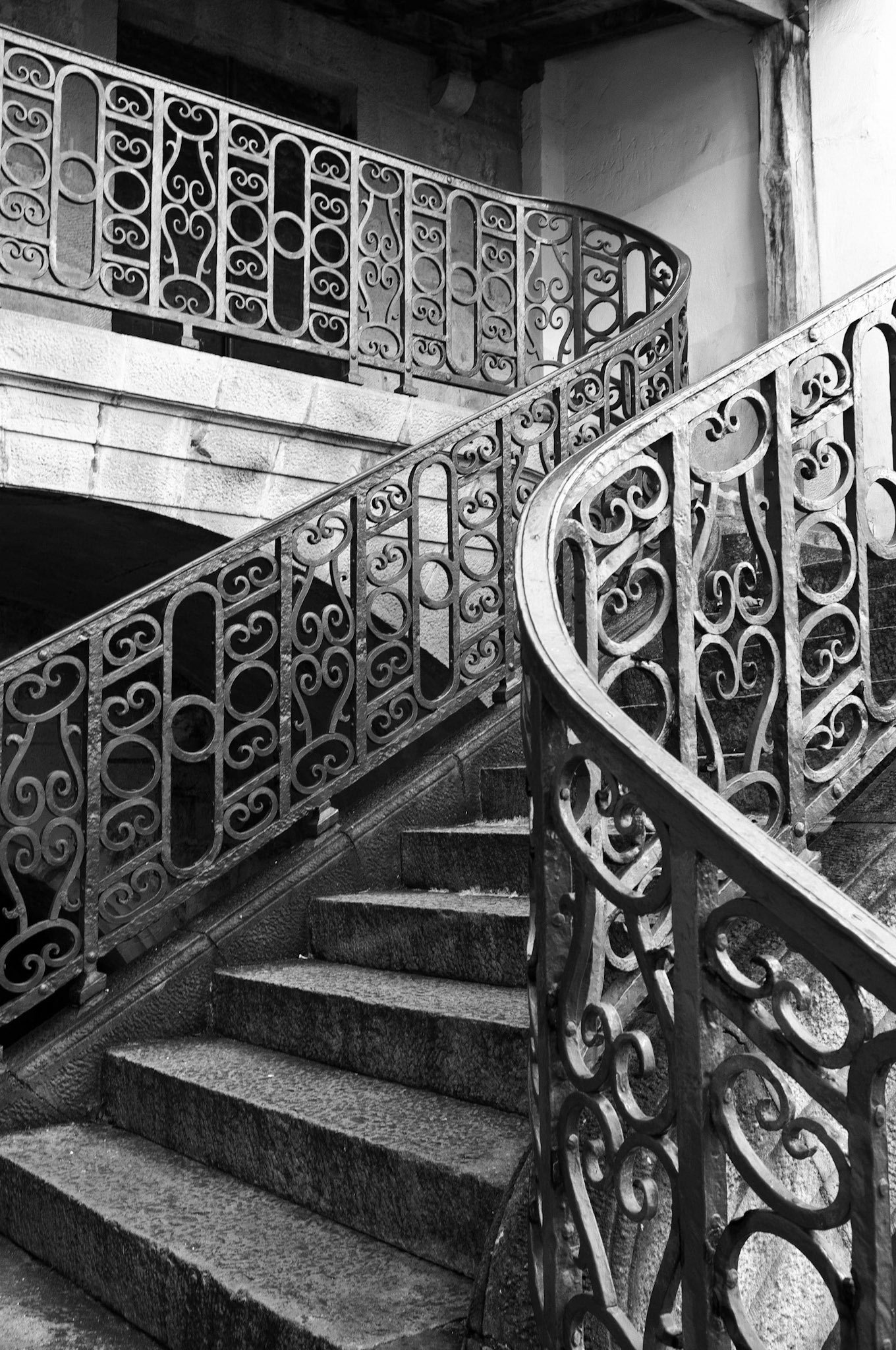 Saint-Jean-de-Luz : escalier à l'arrière de l'église Saint-Jean-Baptiste