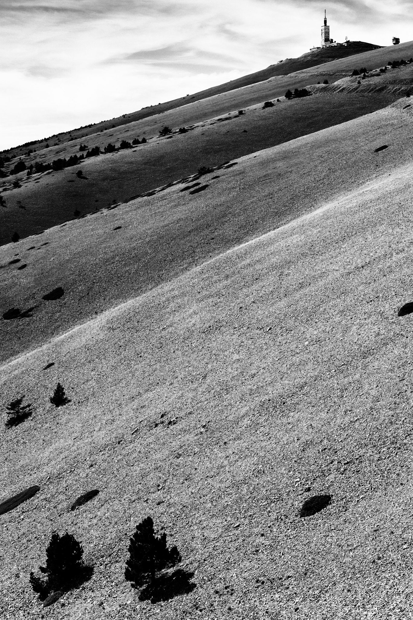 Mont Ventoux : sommet vu de la montée par Bédoin (dite route de l'Observatoire)