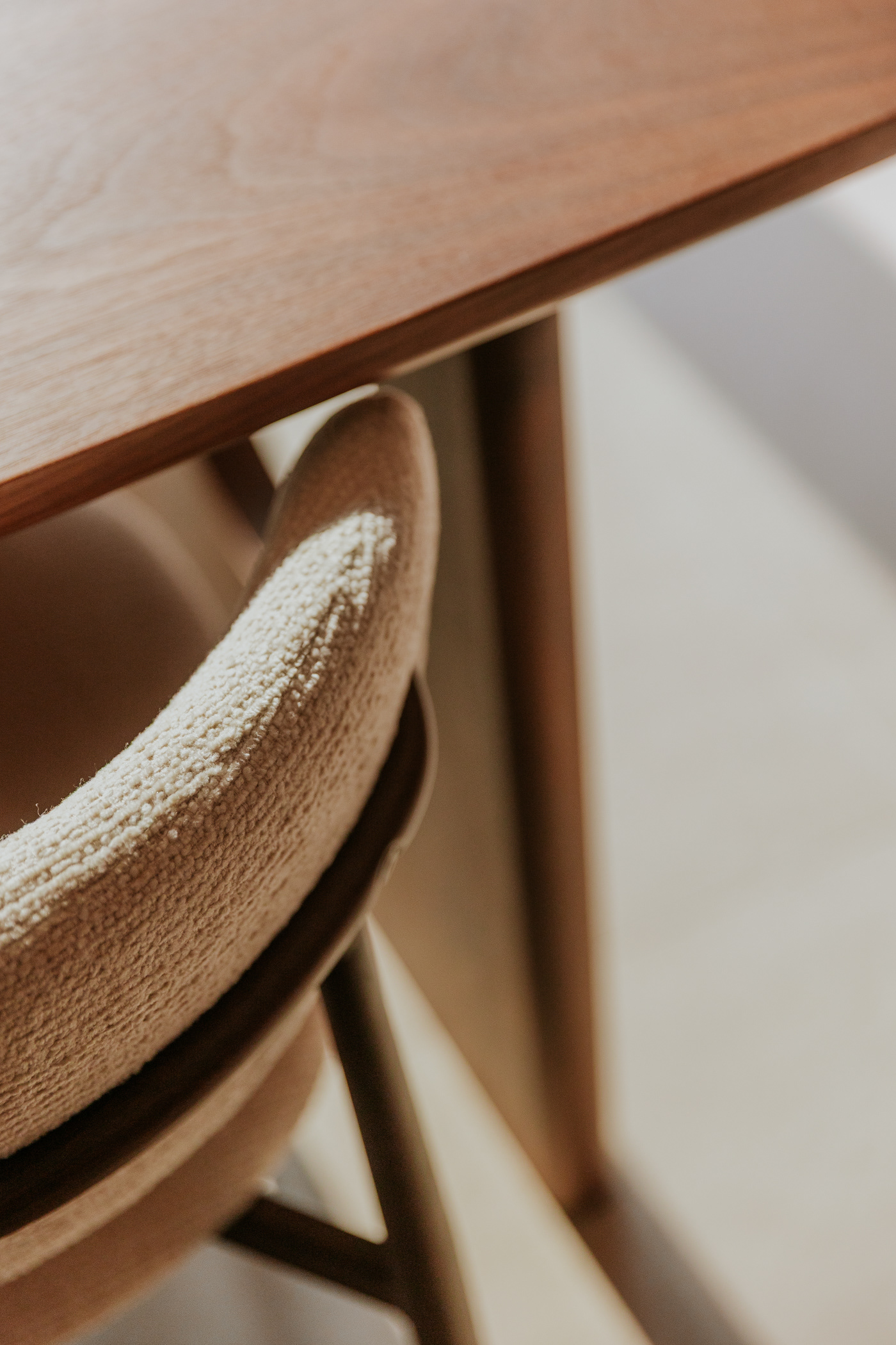 Detailfotografie van een maatwerkinterieur waarbij de textuur van materialen en de subtiele lichtinval centraal staan.