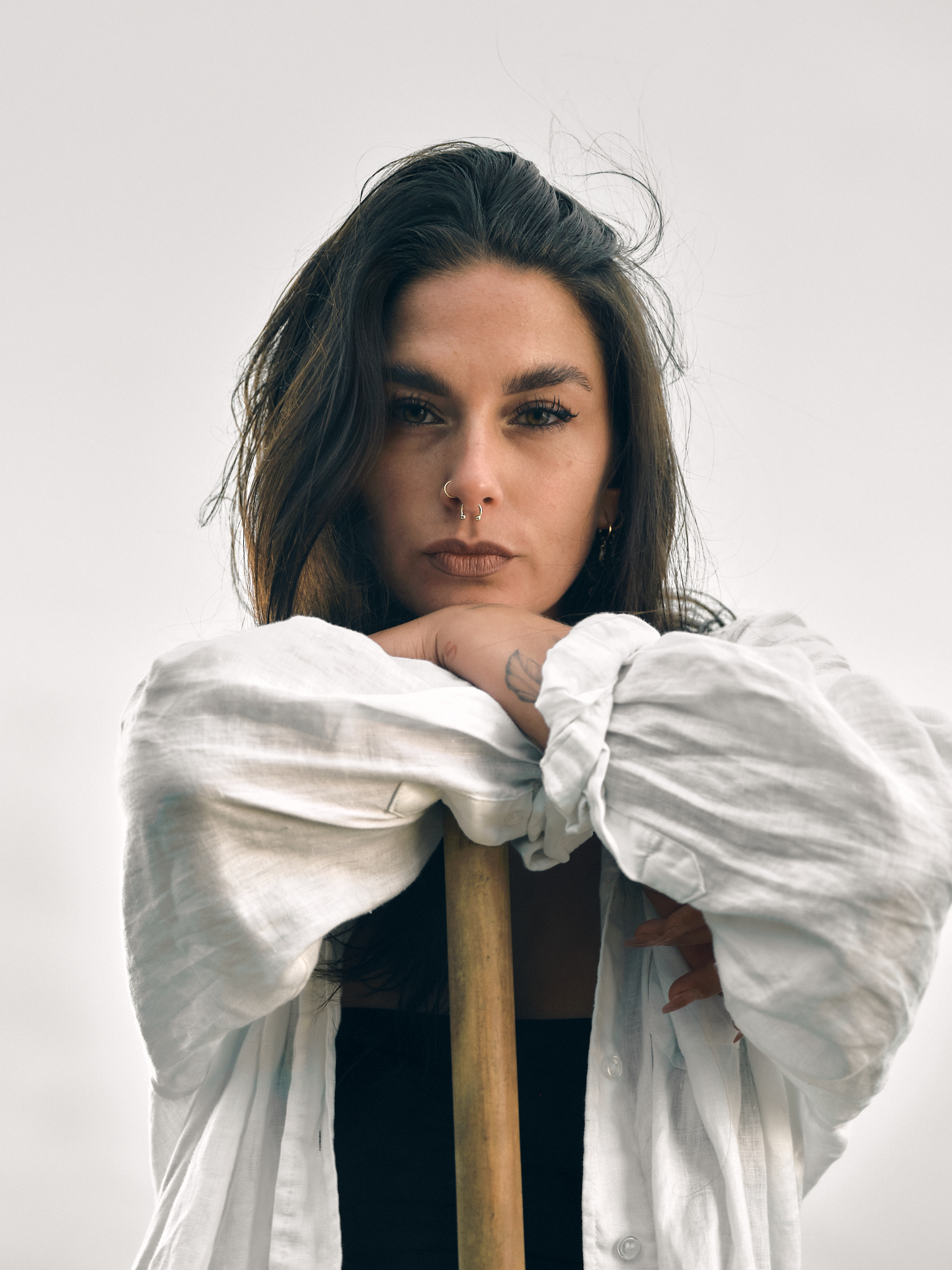 Modefotoshooting in Kassel und Warburg bei bewölktem Wetter mit einer Frau in weißem Leinenhemd und schwarzen Haaren die in Wind wehen. Annika Spellerberg als Modell und Alexander Groß als Fotograf 