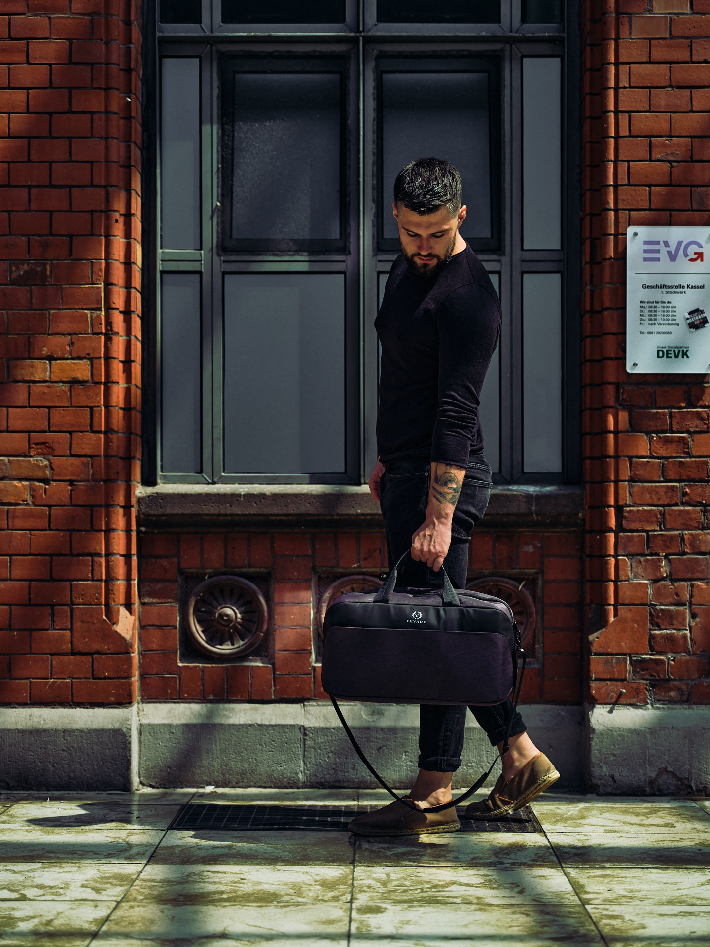 Lifestyle Produktfotografie am Bahnhof in Kassel. Stacvalley und Fotograf Alexander Groß als Auftraggeber