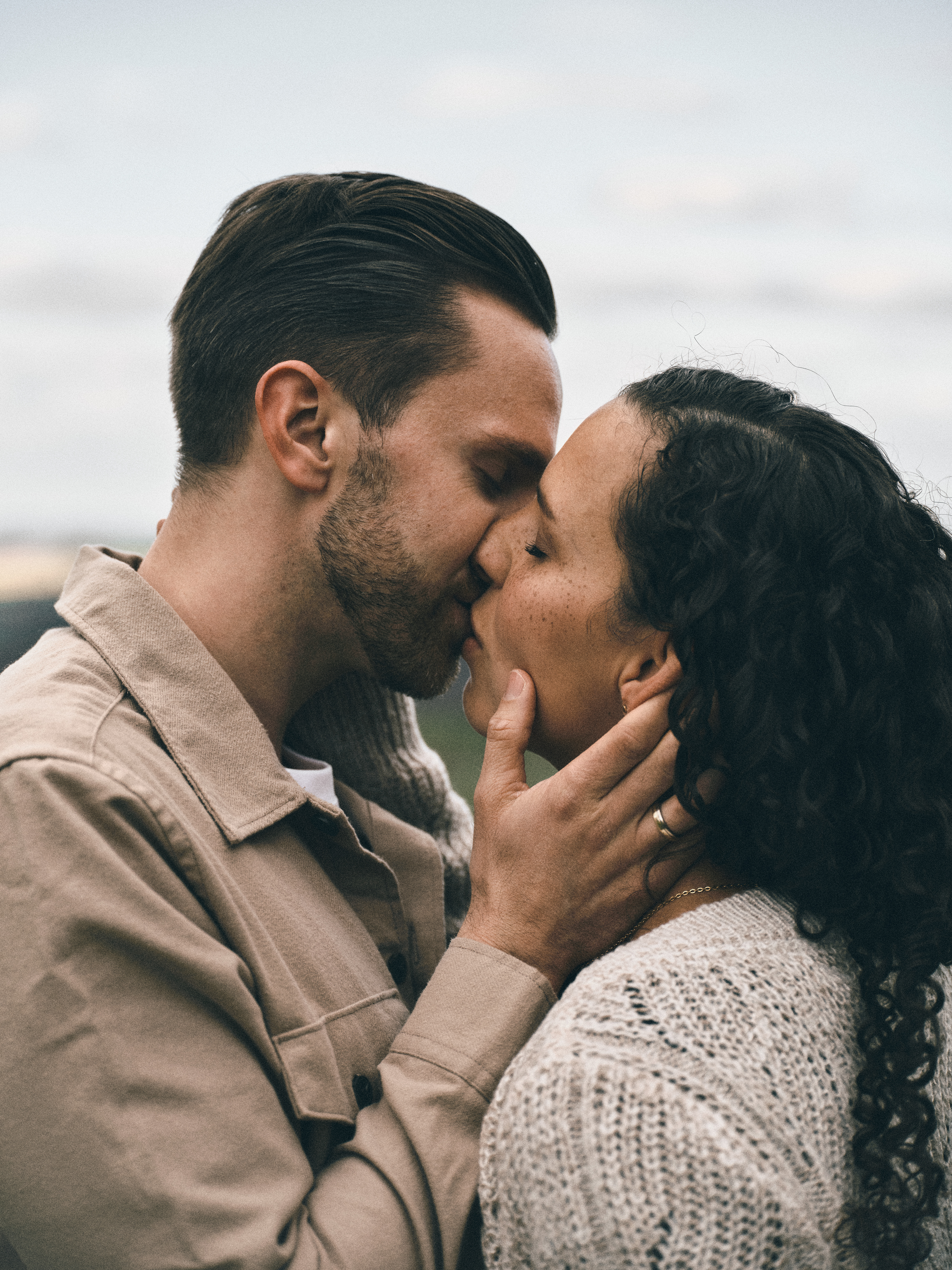 Paarshooting bei bewölktem Himmel mit natürlicher Tonalität. Fotograf Warburg Hochzeitsfotograf Warburg  Wedding Lovestory Model mit Sommersprossen Male Model