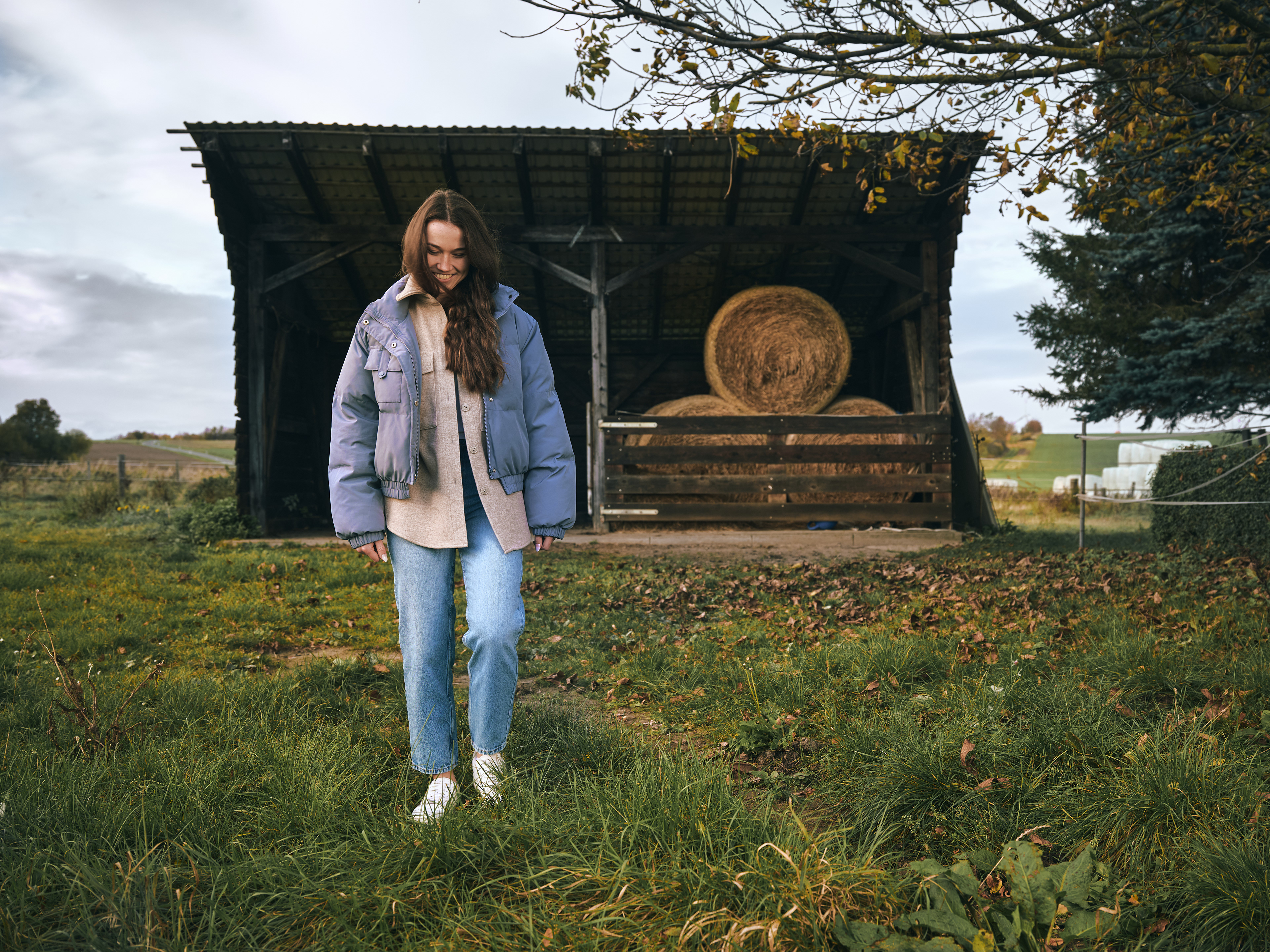 Fashion Fotoshooting mit Alexander Groß in Hessen auf einem alten Bauernhof mit Marie Bonnet und Alexander Groß