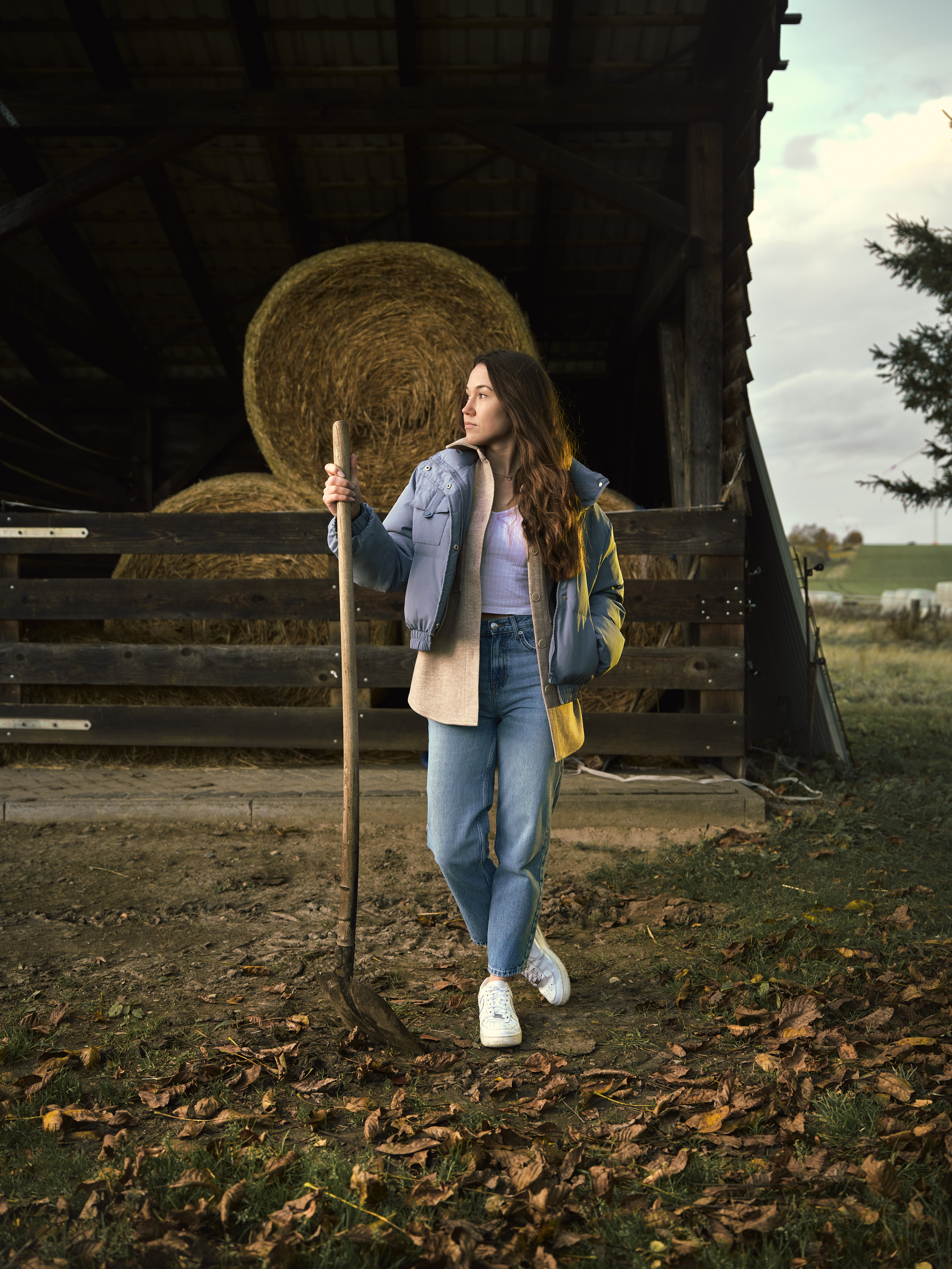 Fashion Fotoshooting mit Alexander Groß in Hessen auf einem alten Bauernhof mit Marie Bonnet und Alexander Groß