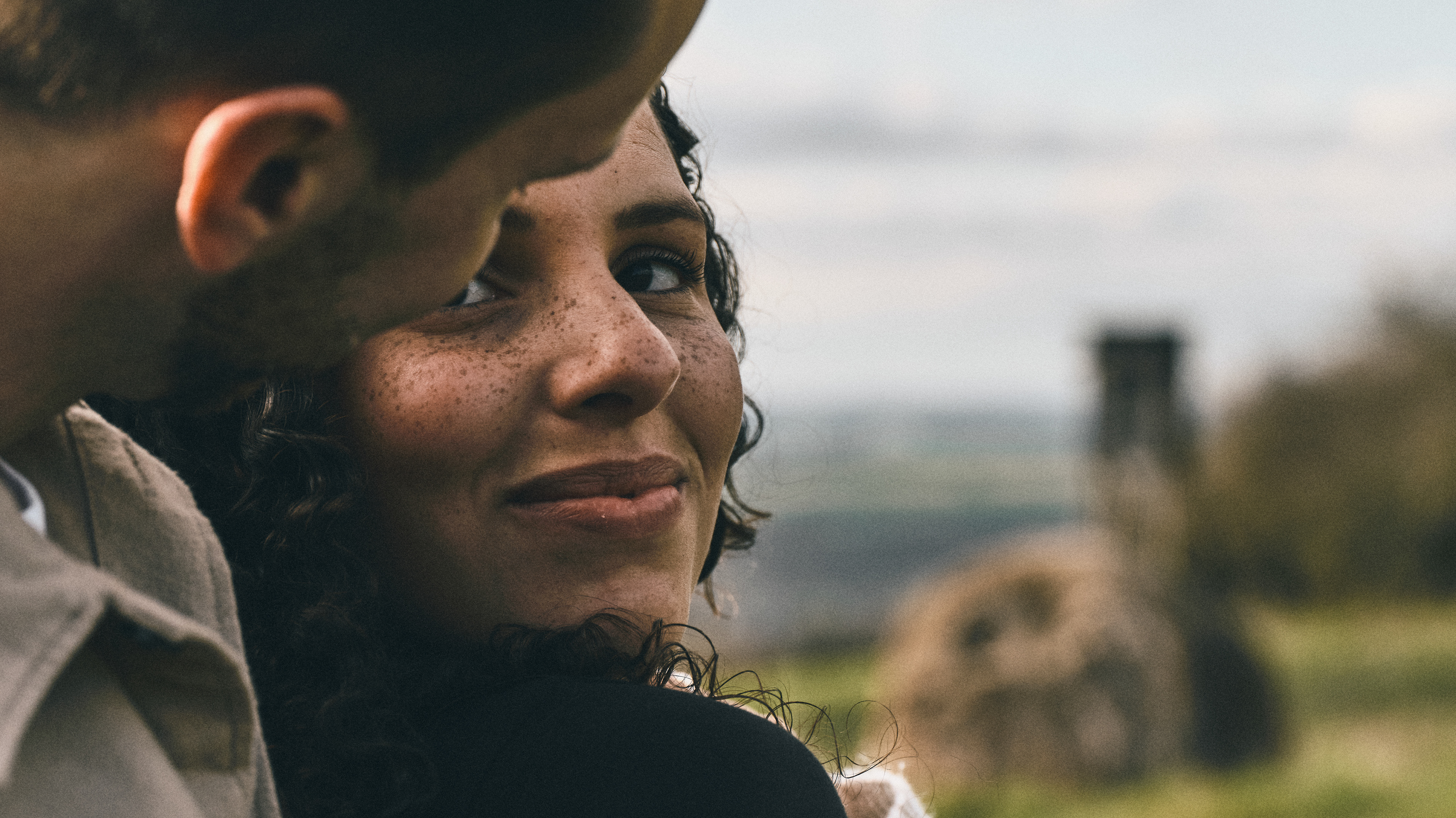 Modefotografie in Kassel mit einer Frau die Sommersprossen hat. Fotografiert von Alexander Groß