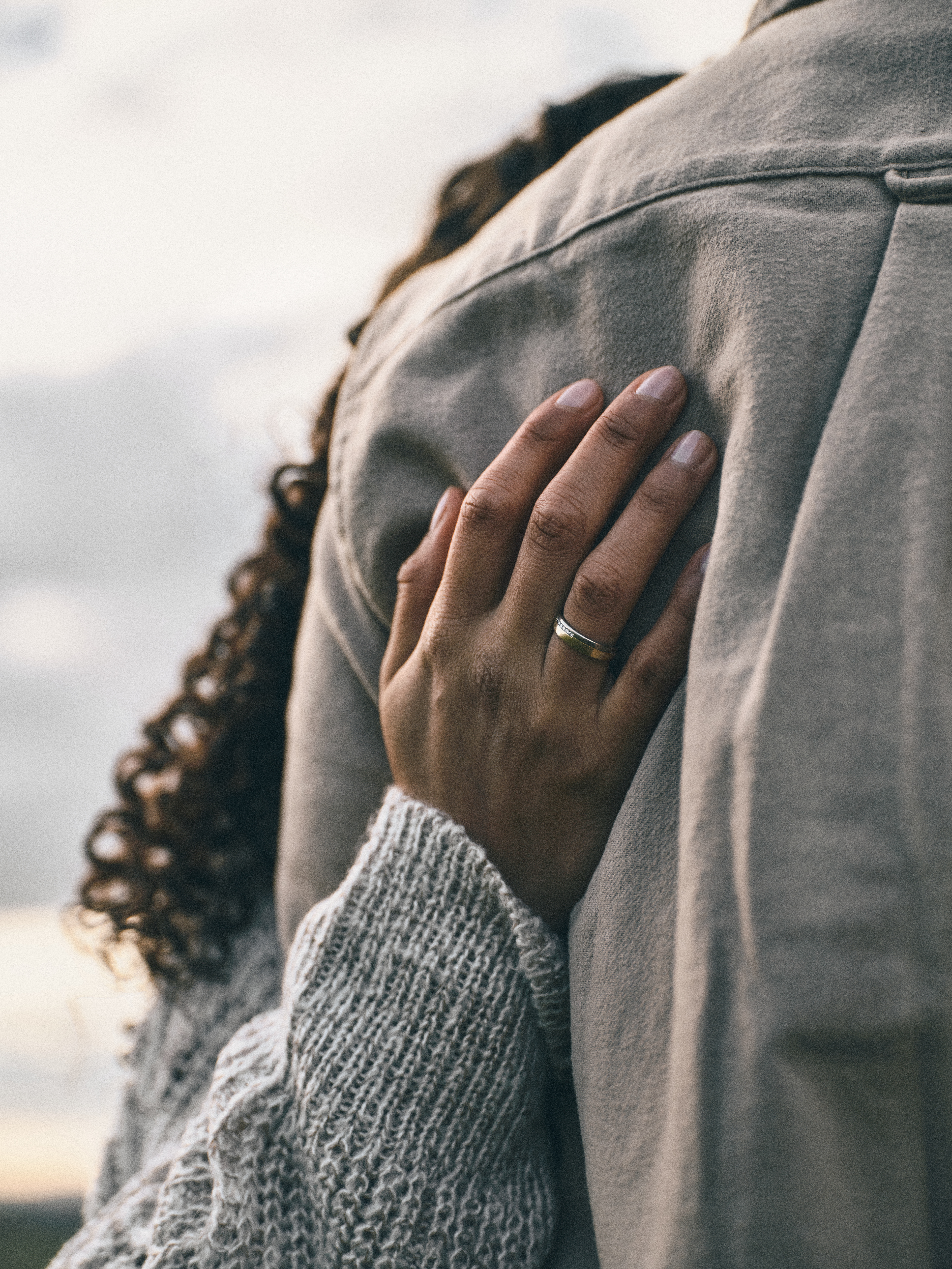 Fotoshooting von Modeschmuck für Frauen mit Ehering