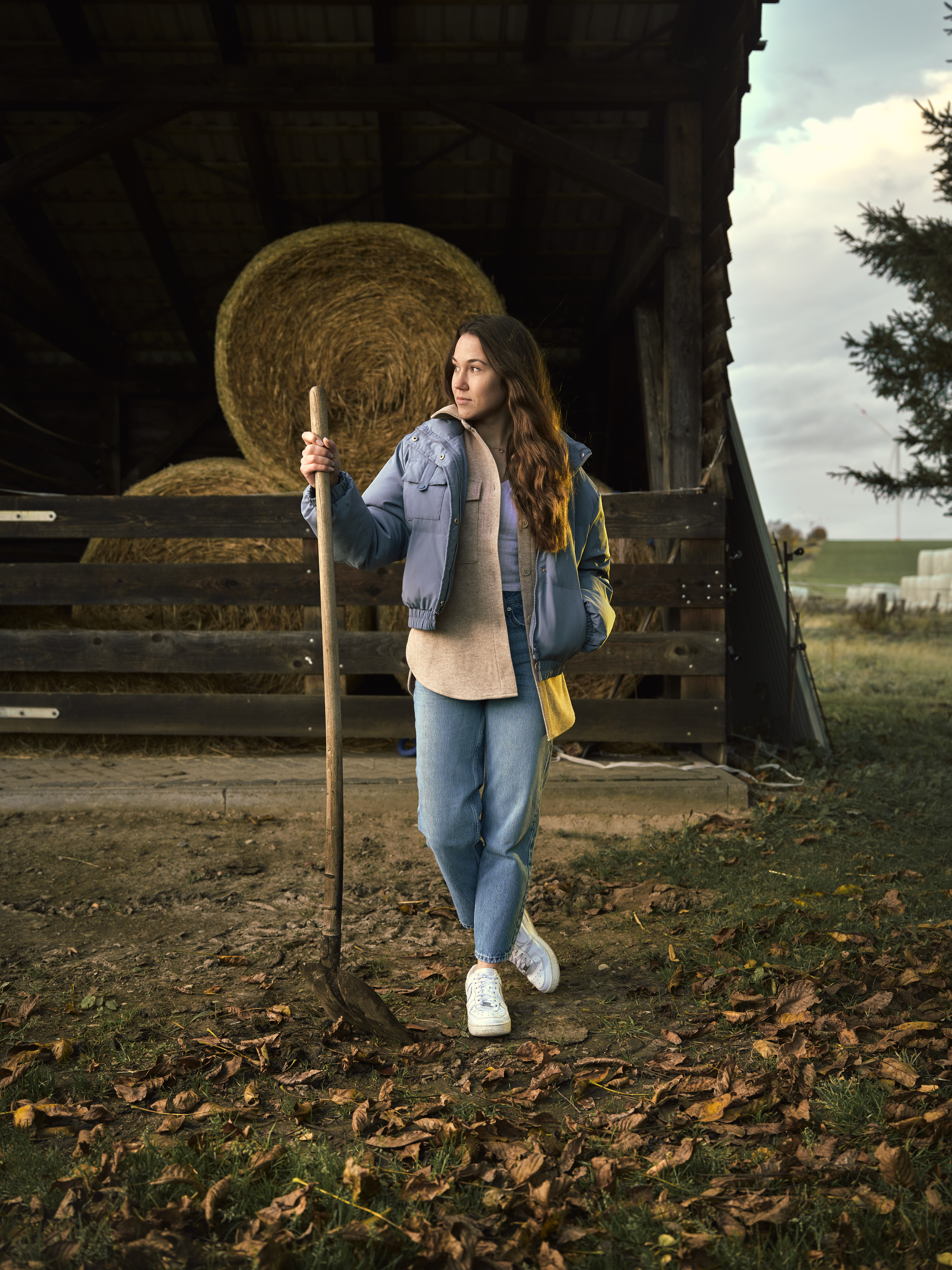 Modefotoshooting in Kassel mit junger Frau in blauen Jeans und Blauer Jacke. Alexander Groß Fotoshooting Outdoor. 