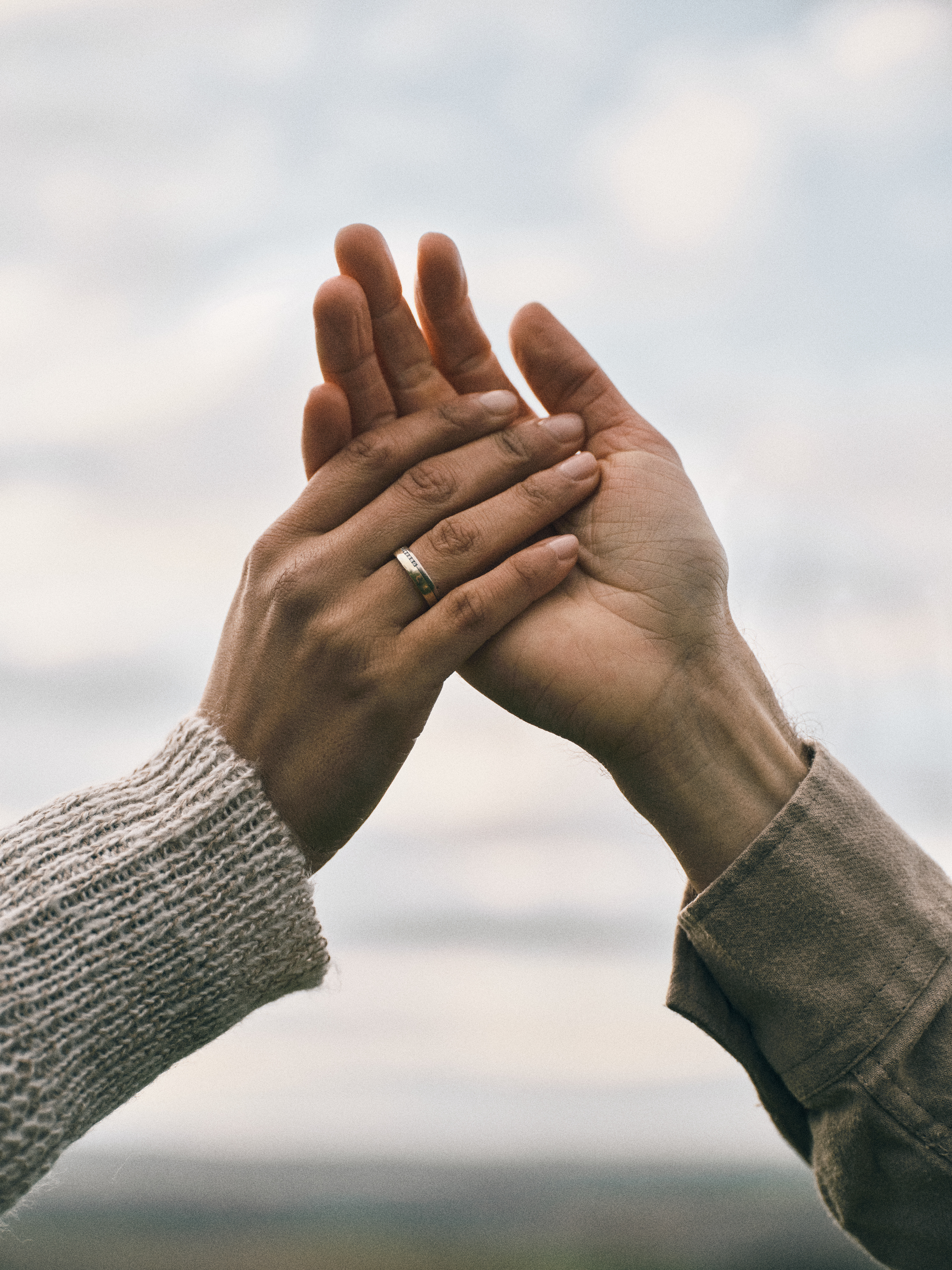 emotionales Handspiel. Fotografie Lovestory. Photography Hands.  Ehering Fotograf Fotoshooting 