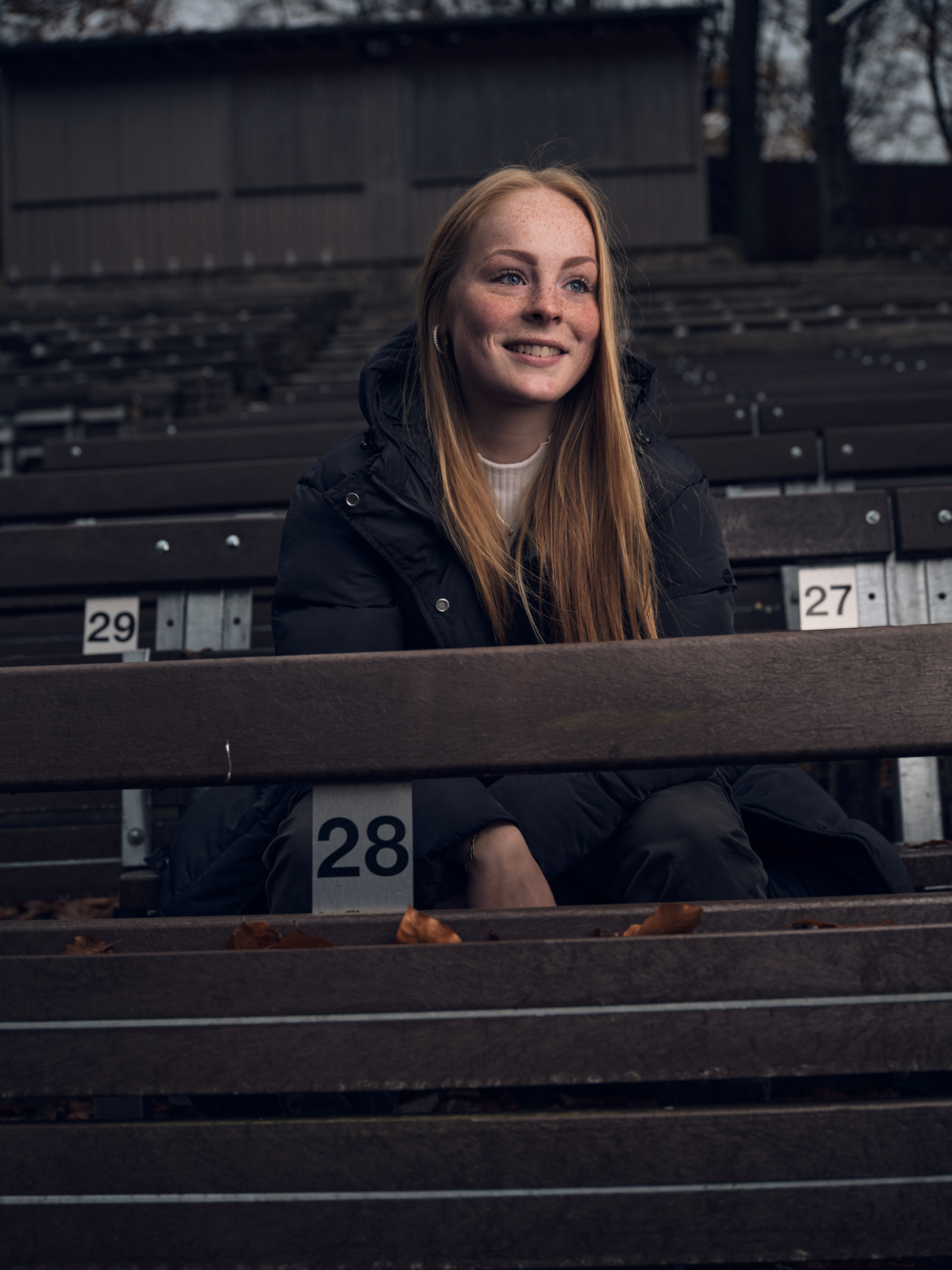 Reportagefotografie mit Blitz an der Waldbühne in Niederelsungen. Portrait mit Blitz fotografiert von Alexander Groß 