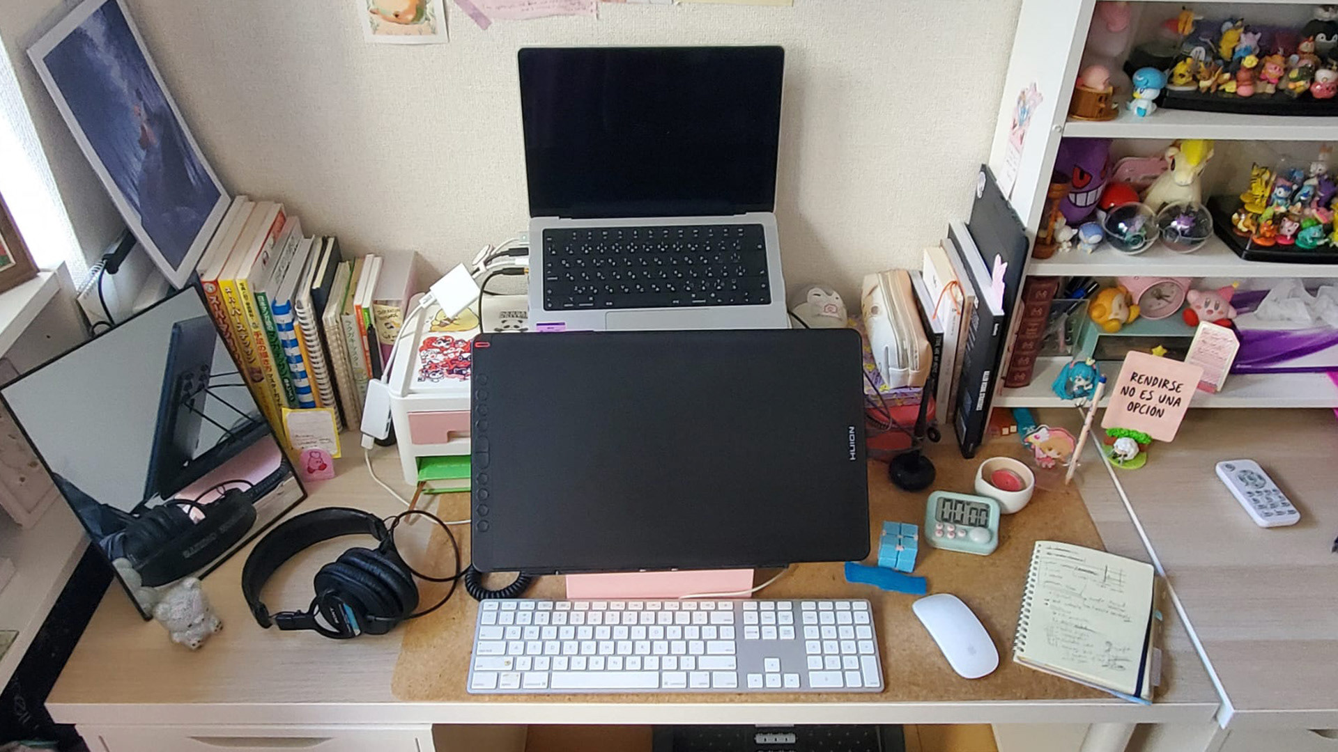 Photo reference of an "ideal organized desk"