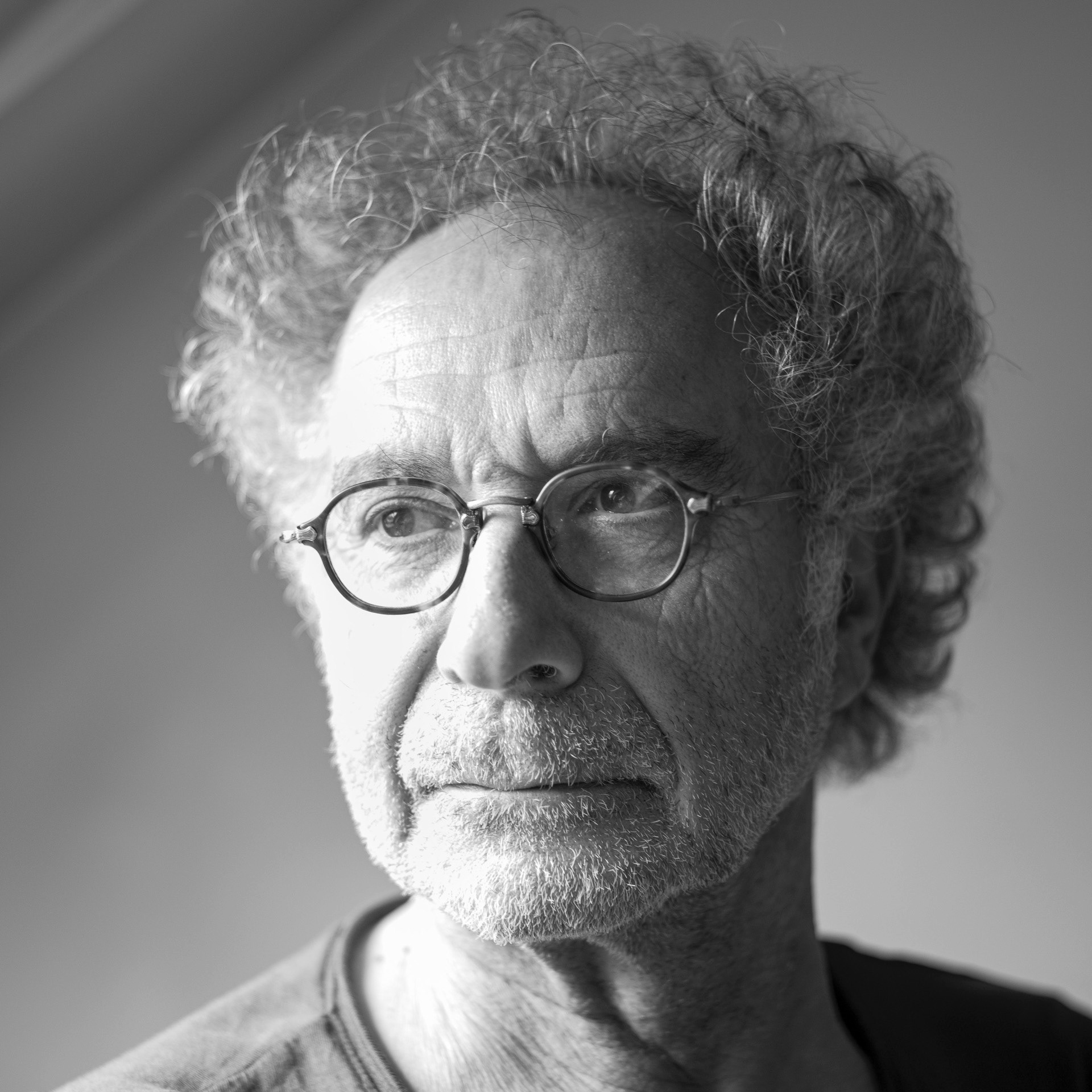 Photojournaliste et photographe documentaire  Membre de l’agence MYOP, ancien de Sygma et Gamma, cofondateur d’Odyssey Images, Alain Keler est une grande figure du photojournalisme. Depuis les années 1980, il couvre les grands conflits mondiaux (Liban, Tchétchénie, Israël-Palestine, Iran, Salvador) et mène des travaux profonds sur les minorités et les questions de mémoire. Lauréat du Prix W. Eugene Smith, du World Press Photo et d’un Visa d’Or d’Honneur, il développe une œuvre mêlant histoire intime et Histoire collective, entre document, transmission et humanité.